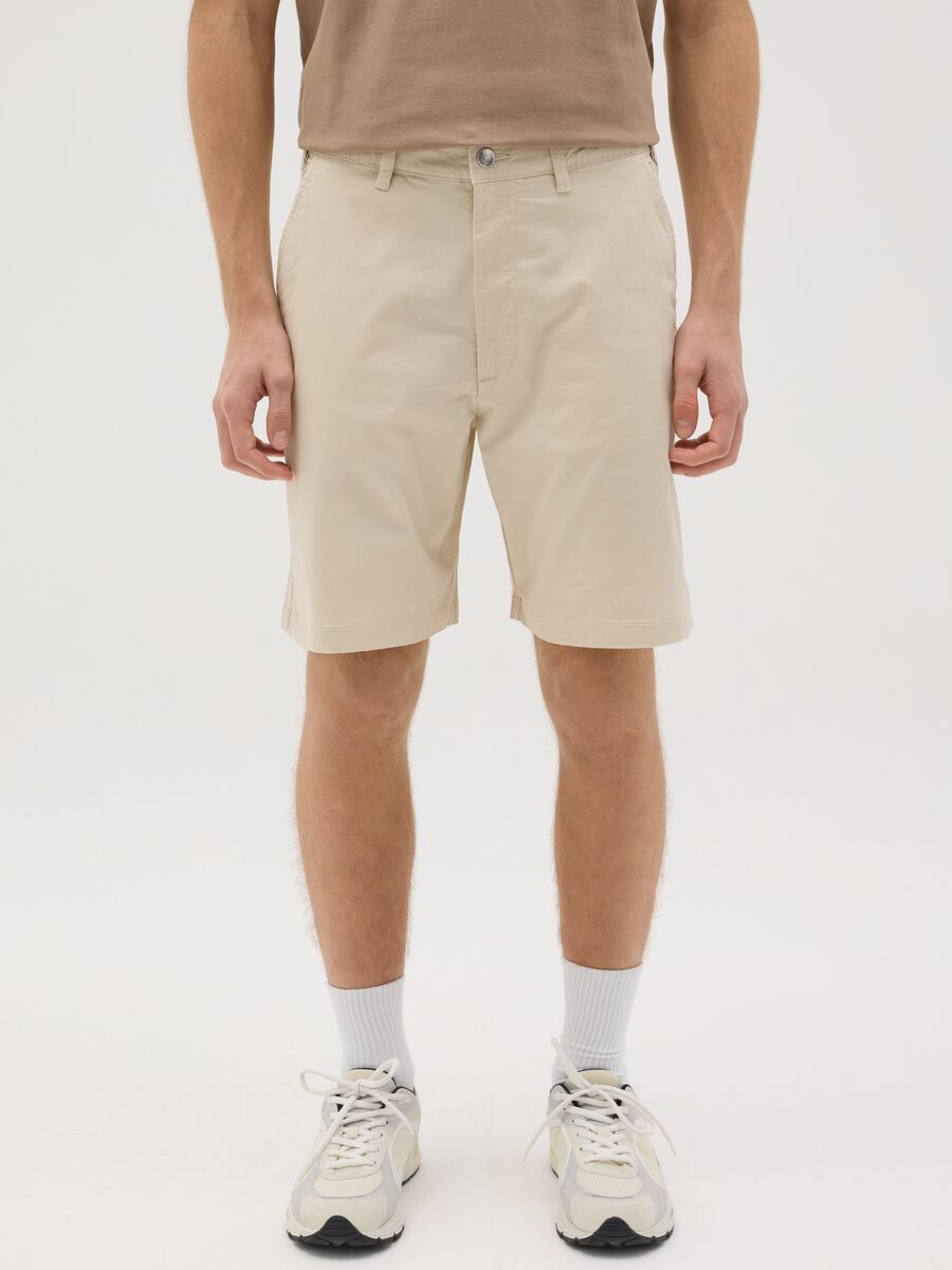 Men’s regular-fit beige shorts in stretch cotton_1