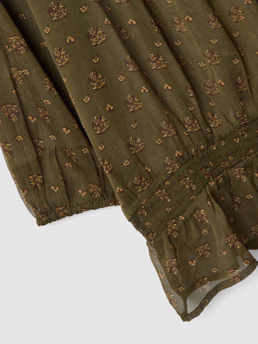 Blusa premaman verde con scollo a barchetta e stampa fantasia_5