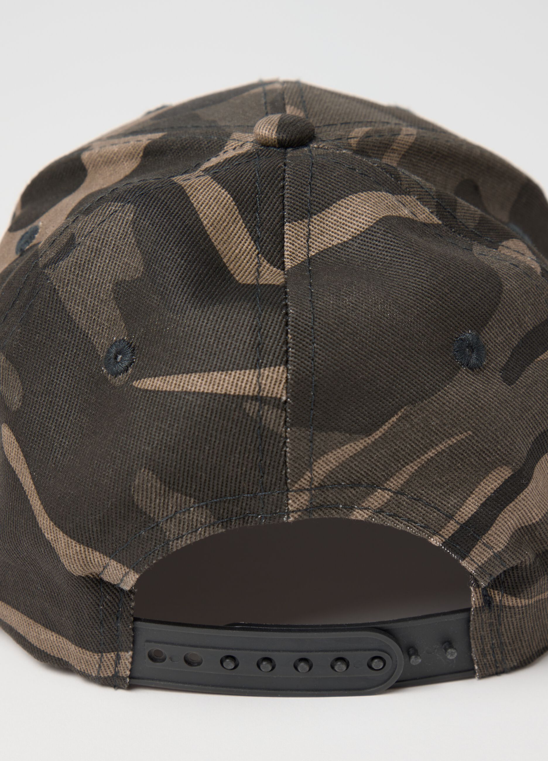 Green baseball cap with camouflage pattern