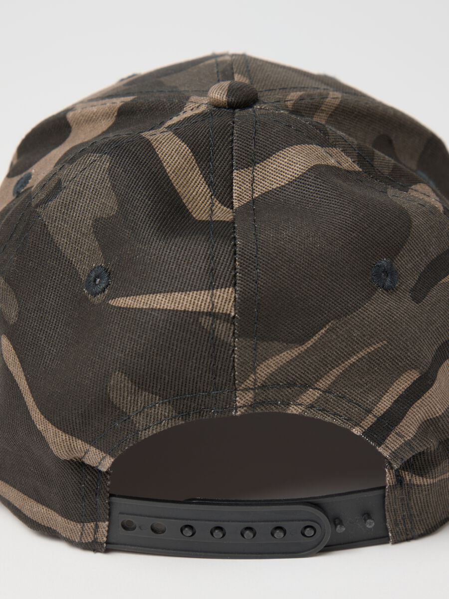 Green baseball cap with camouflage pattern_1
