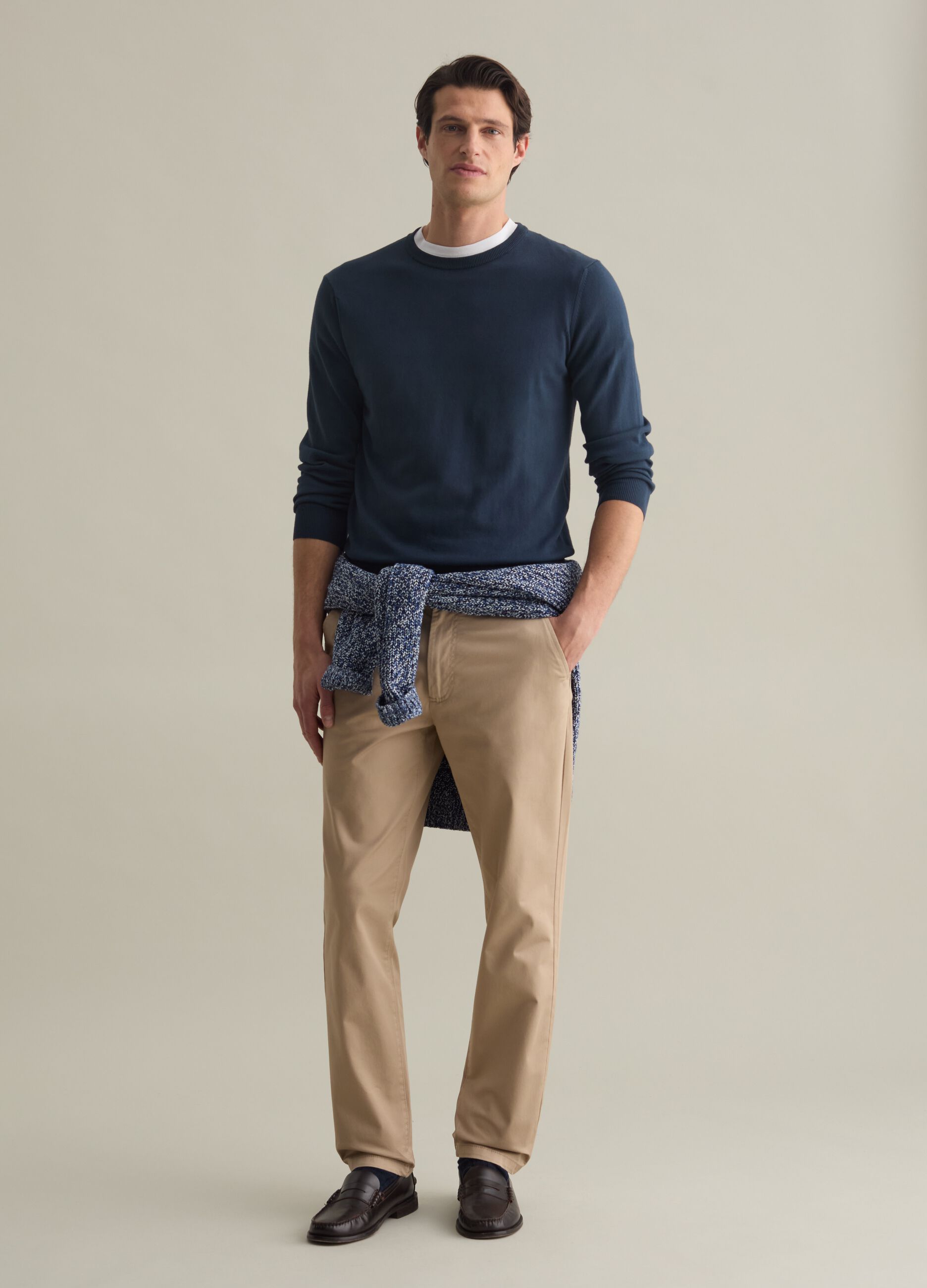 Solid colour pullover with round neck