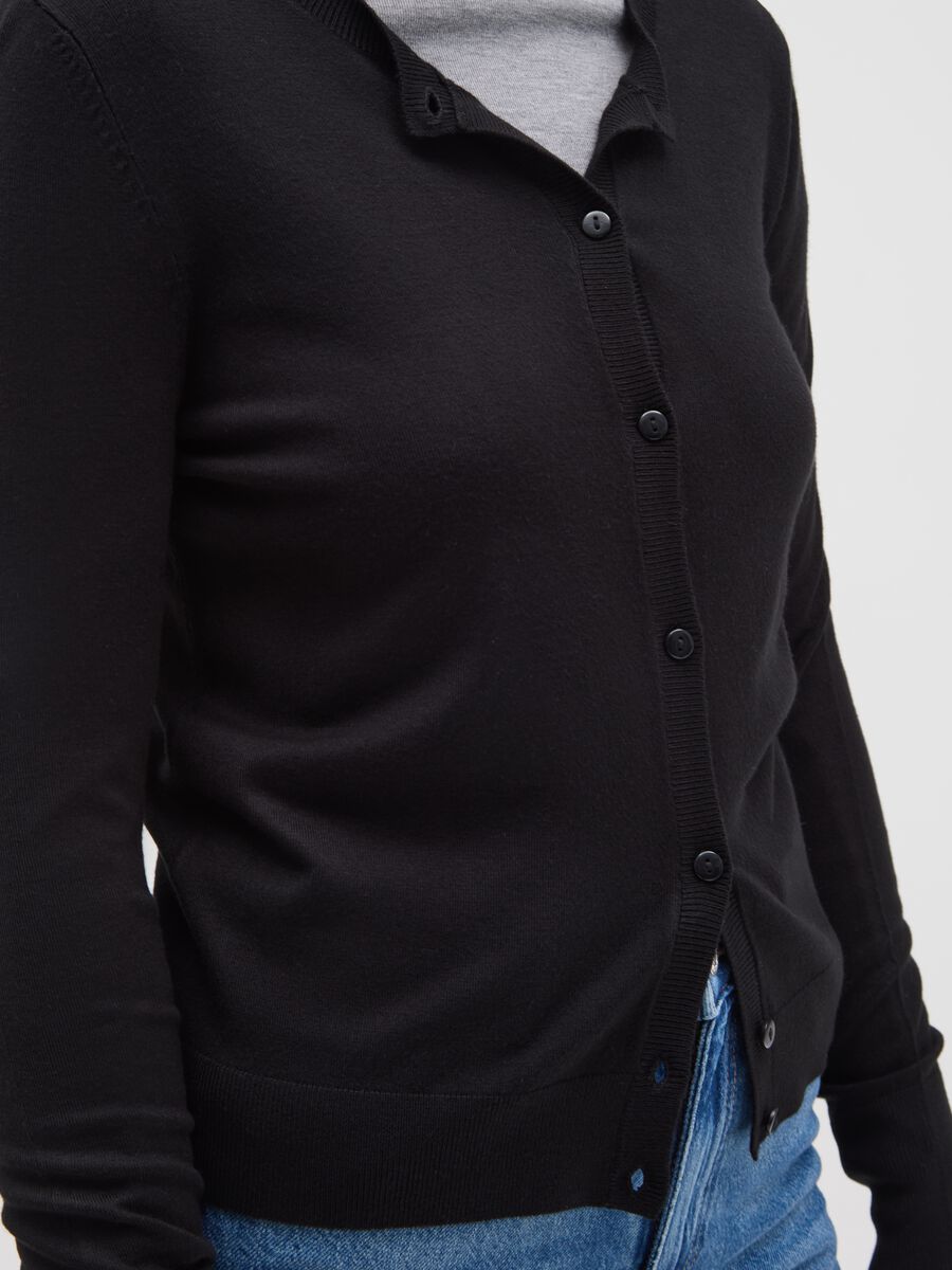 Cardigan girocollo nero regular fit con lavorazione a maglia jersey_3