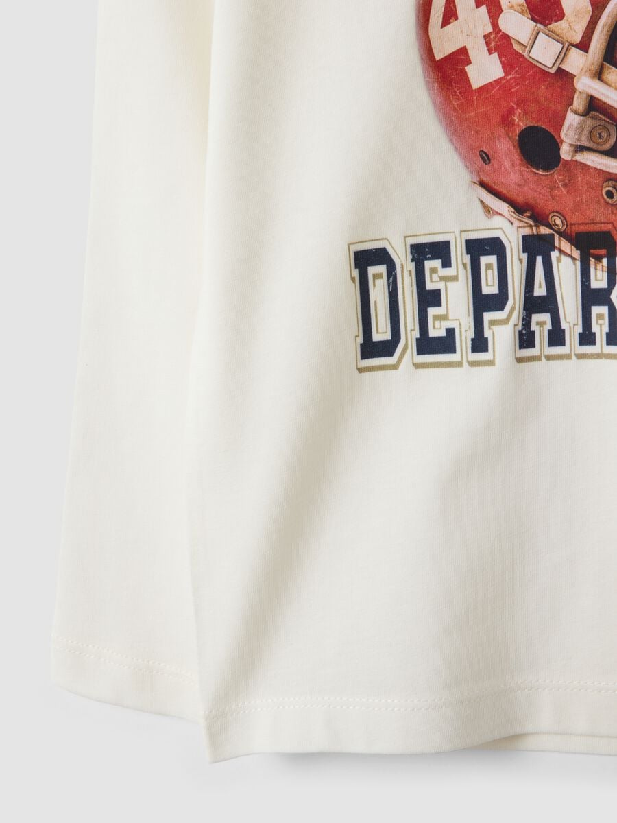 T-shirt bianca in misto cotone e viscosa con stampa college per bambino_3