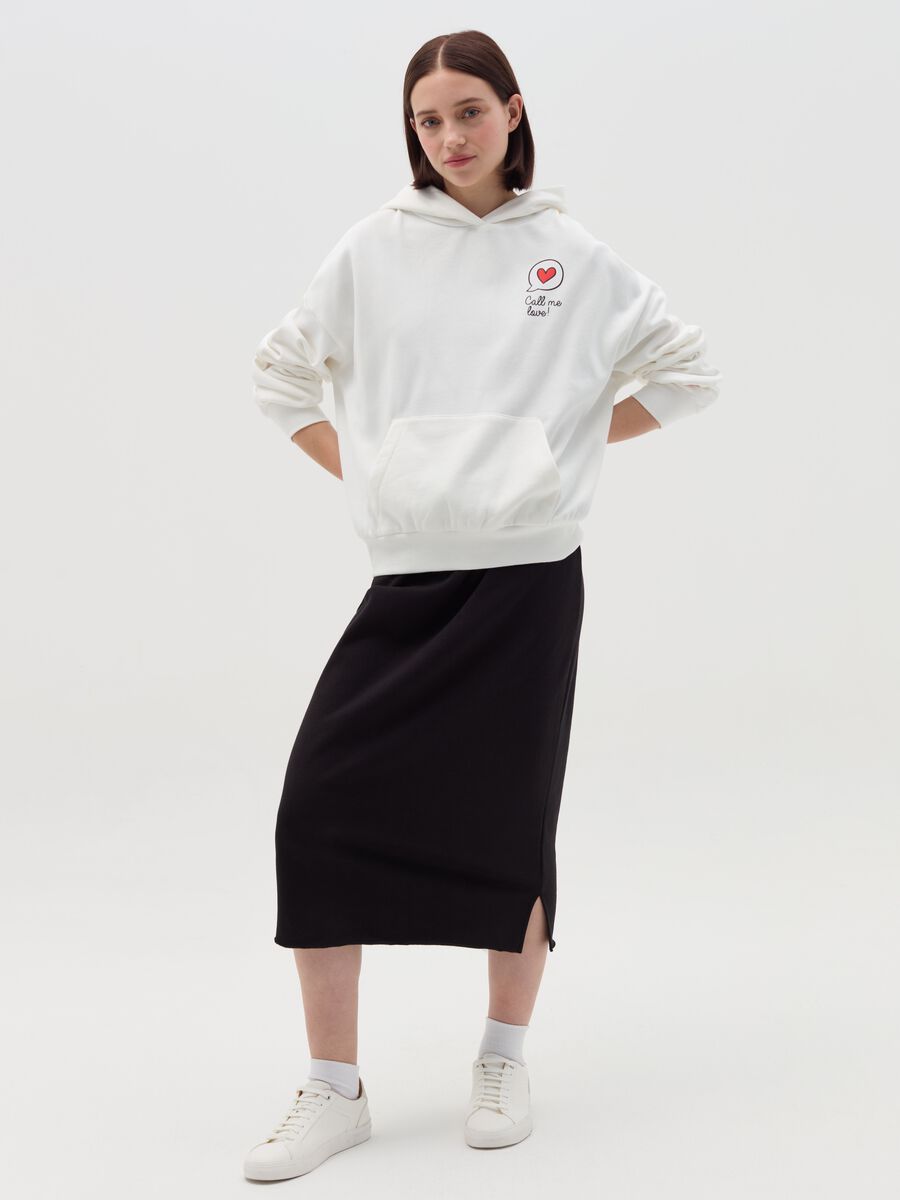Sweatshirt with hood and pocket_1