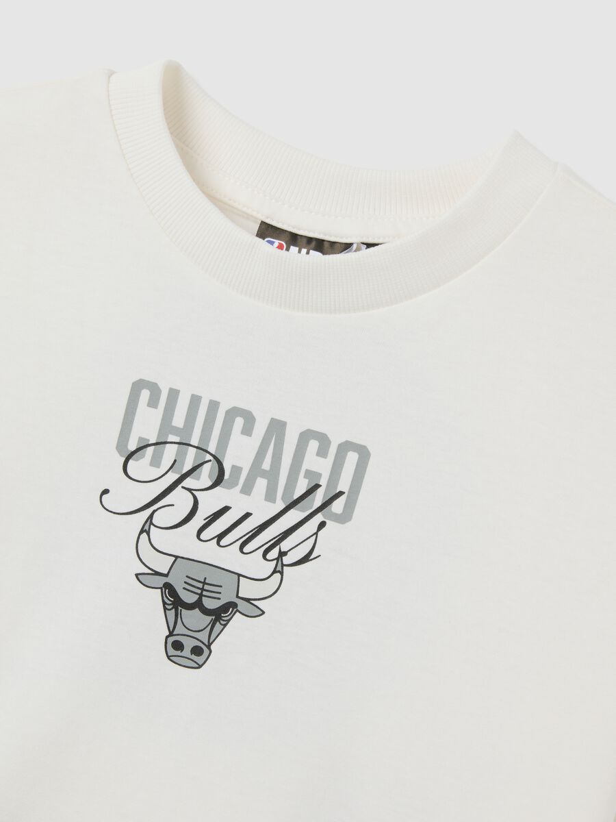 T-shirt da bambino in puro cotone bianca oversize con logo Chicago Bulls_1