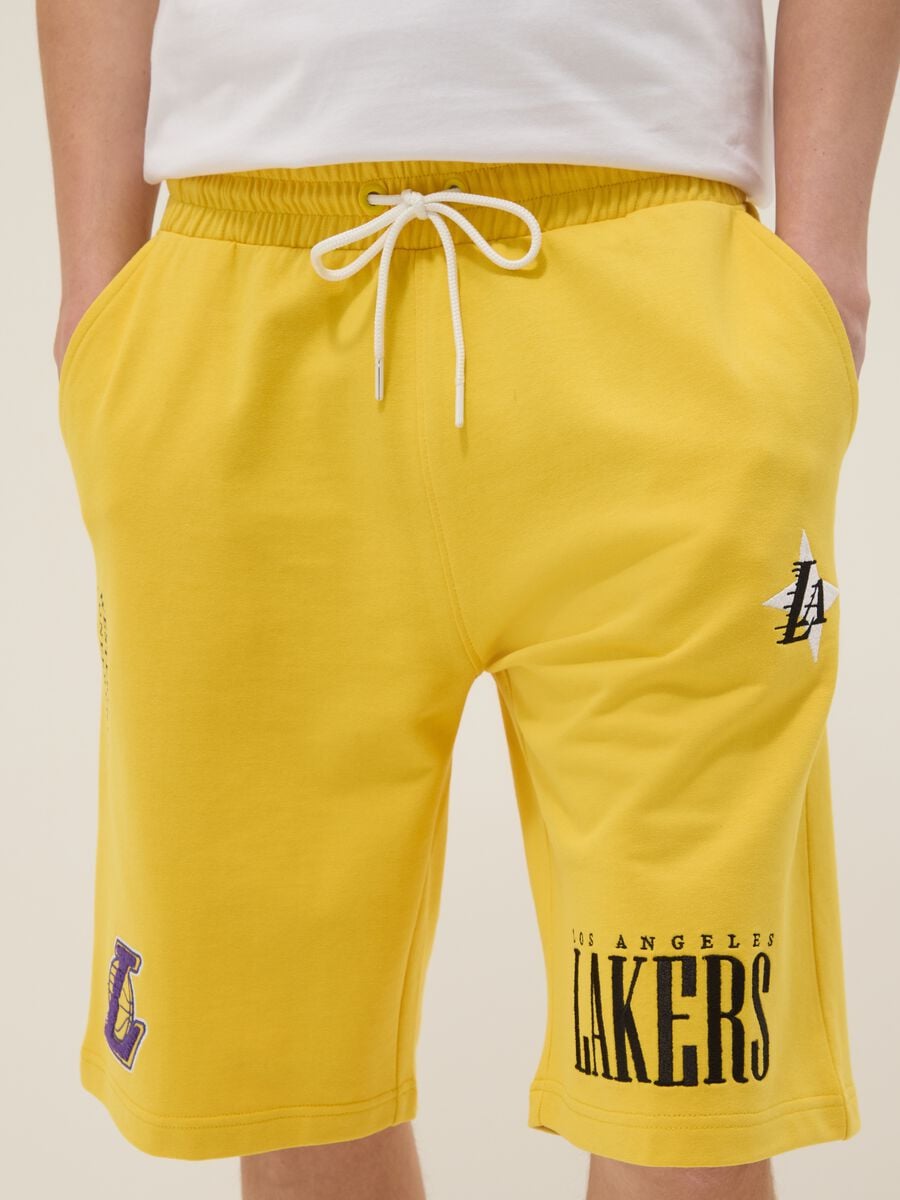 Yellow cotton-blend sports shorts with Lakers logo_3