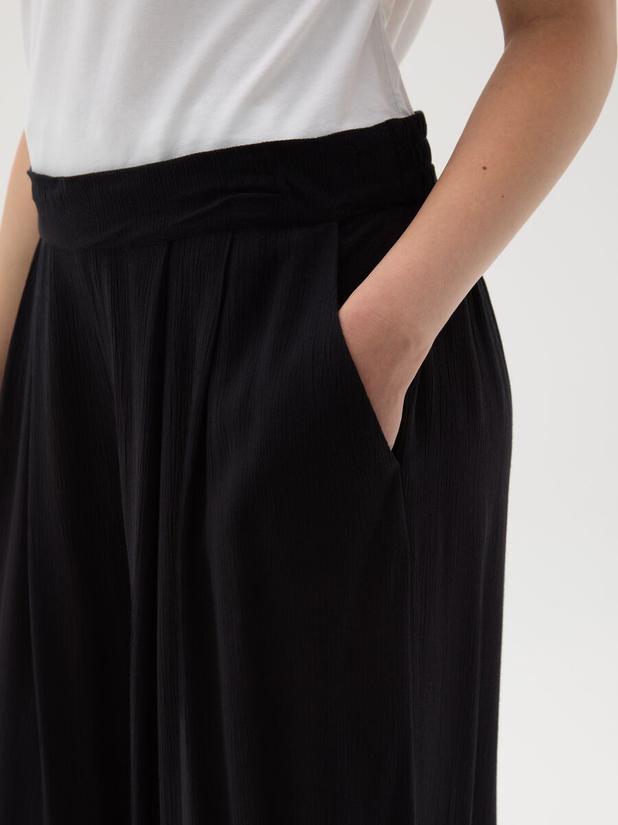 Women's black viscose shorts with relaxed fit_2