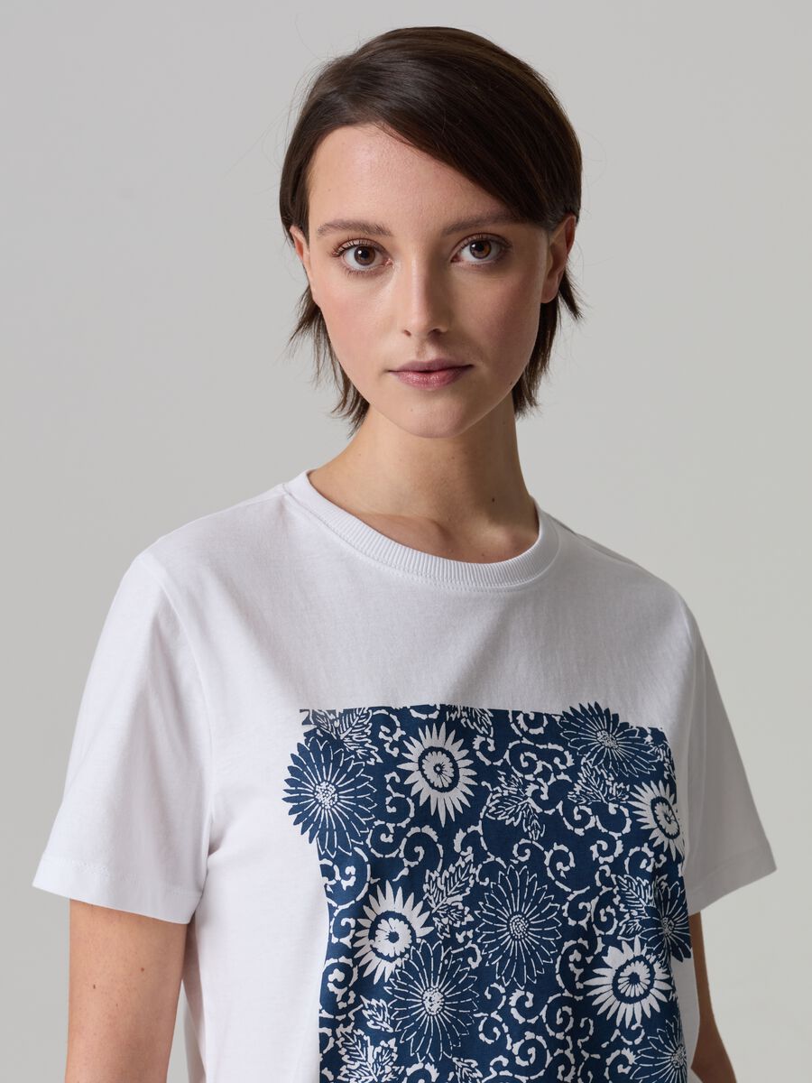 T-shirt in cotone bio con stampa floreale_0
