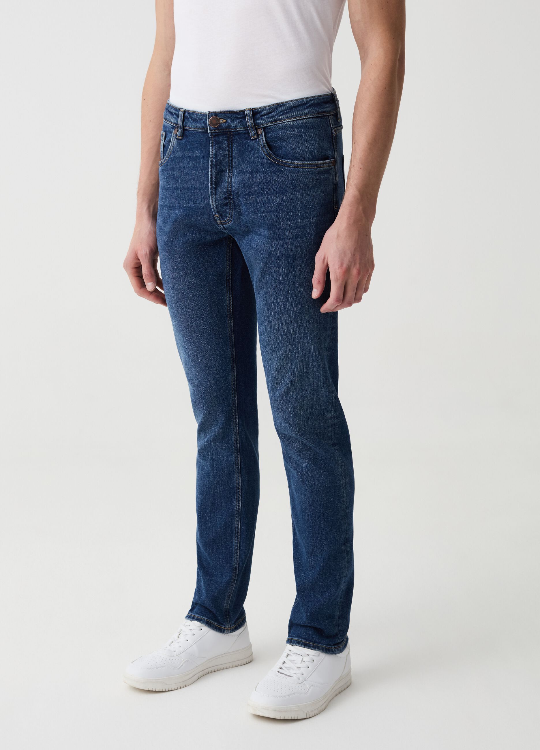 Slim-fit jeans with discolouring