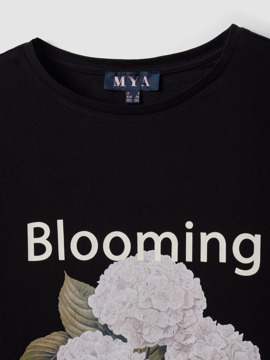 T-shirt nera in puro cotone con stampa floreale regular fit_5