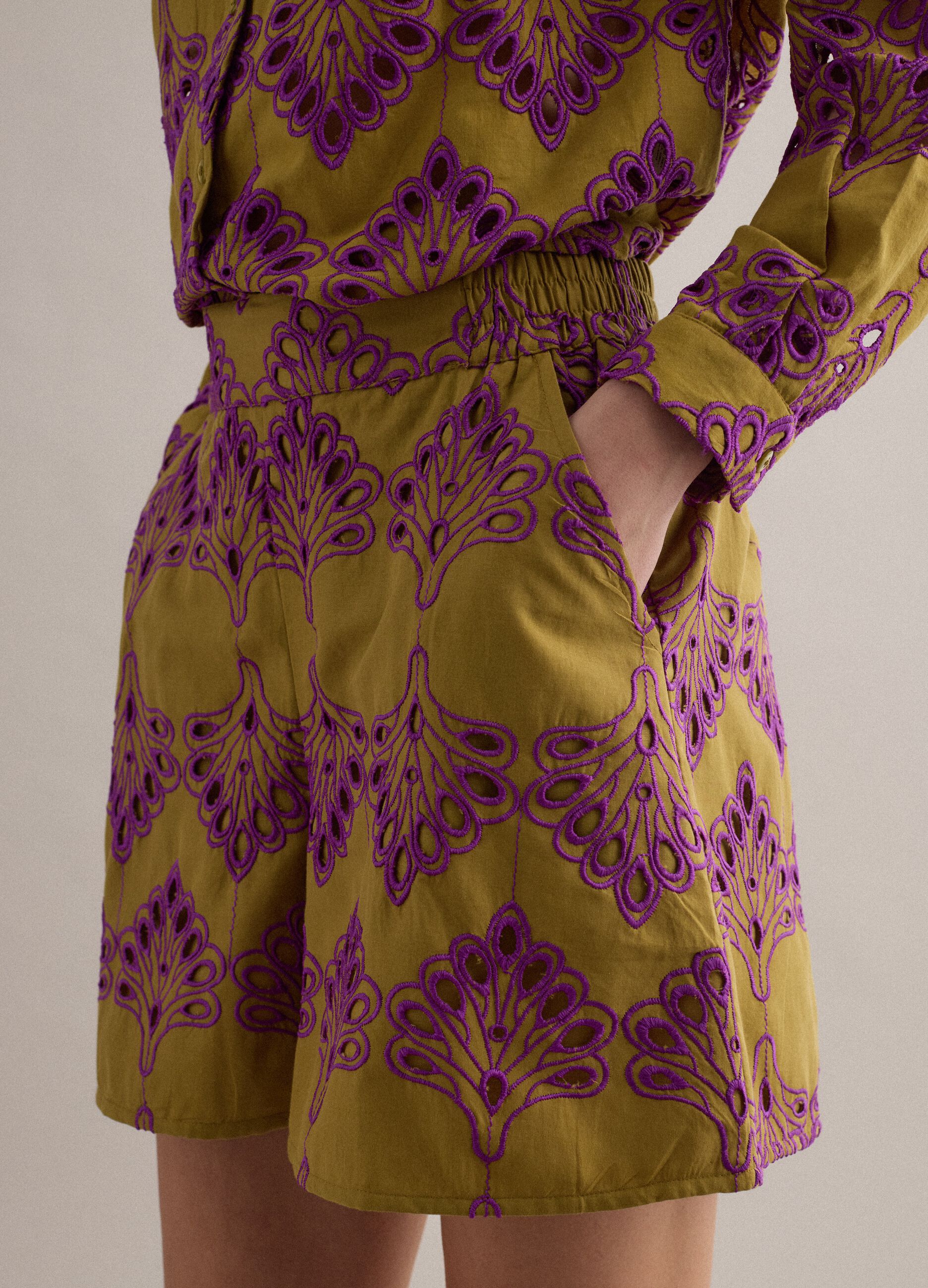 Multicolour pure cotton shorts with openwork embroidery, regular fit