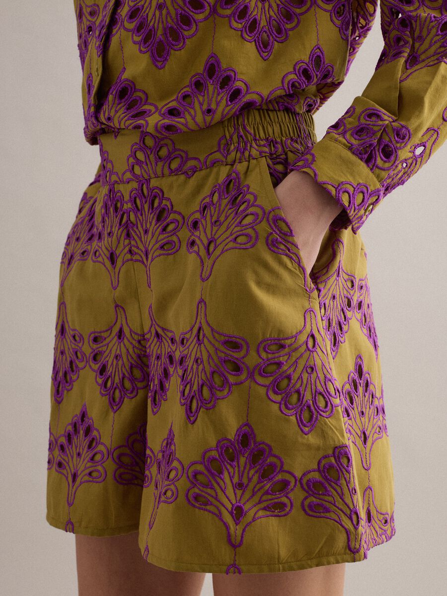 Shorts multicolor in puro cotone con ricami traforati regular fit_3