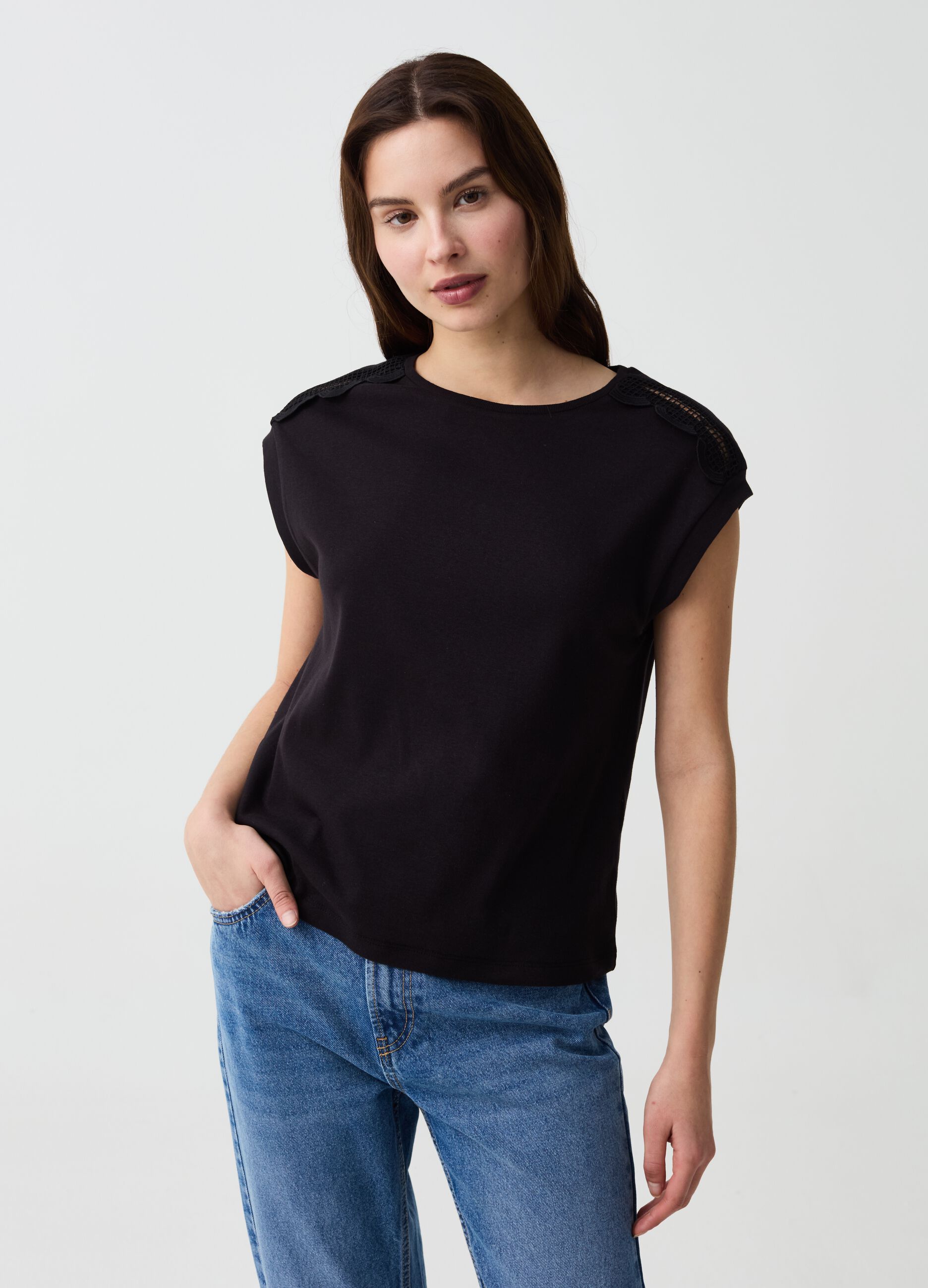 Sleeveless T-shirt with crochet application