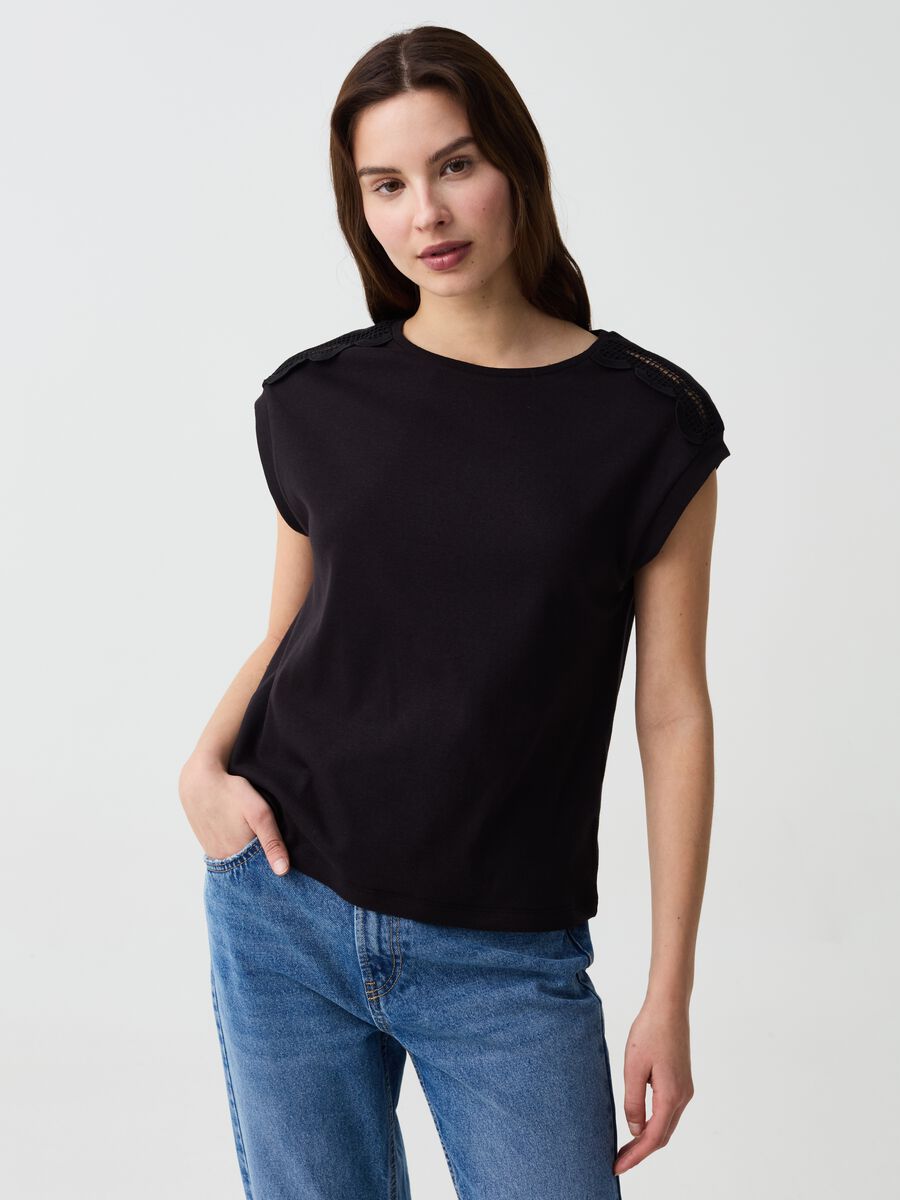 Sleeveless T-shirt with crochet application_1