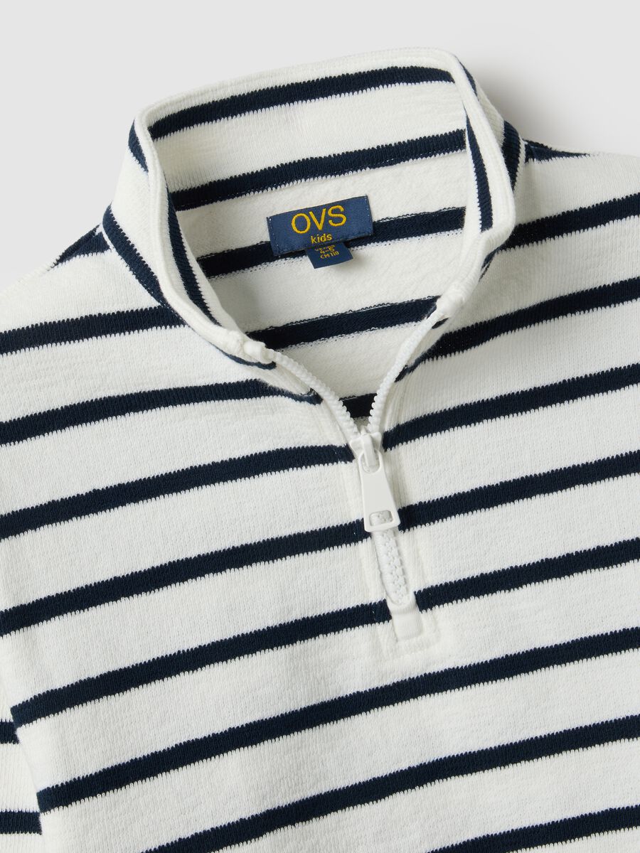 Felpa bianca a righe con zip a mezza lunghezza da bambino_2