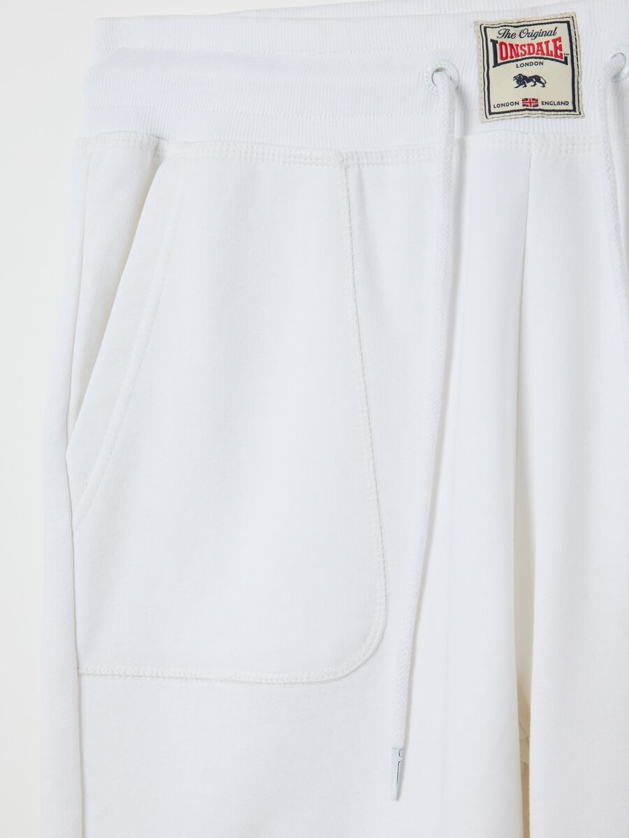 White Bermuda joggers with logo print_5