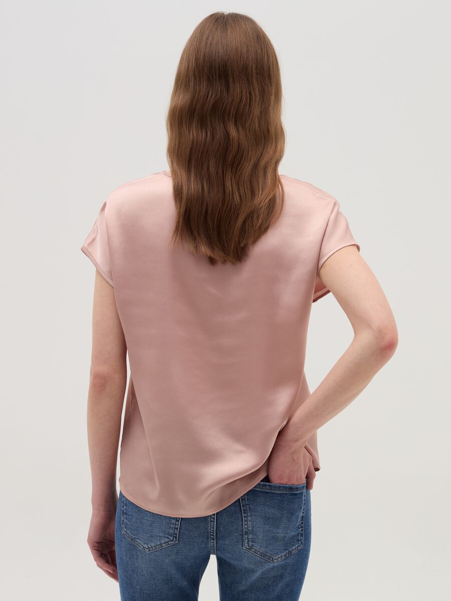 Blusa in satin con scollo a V_3