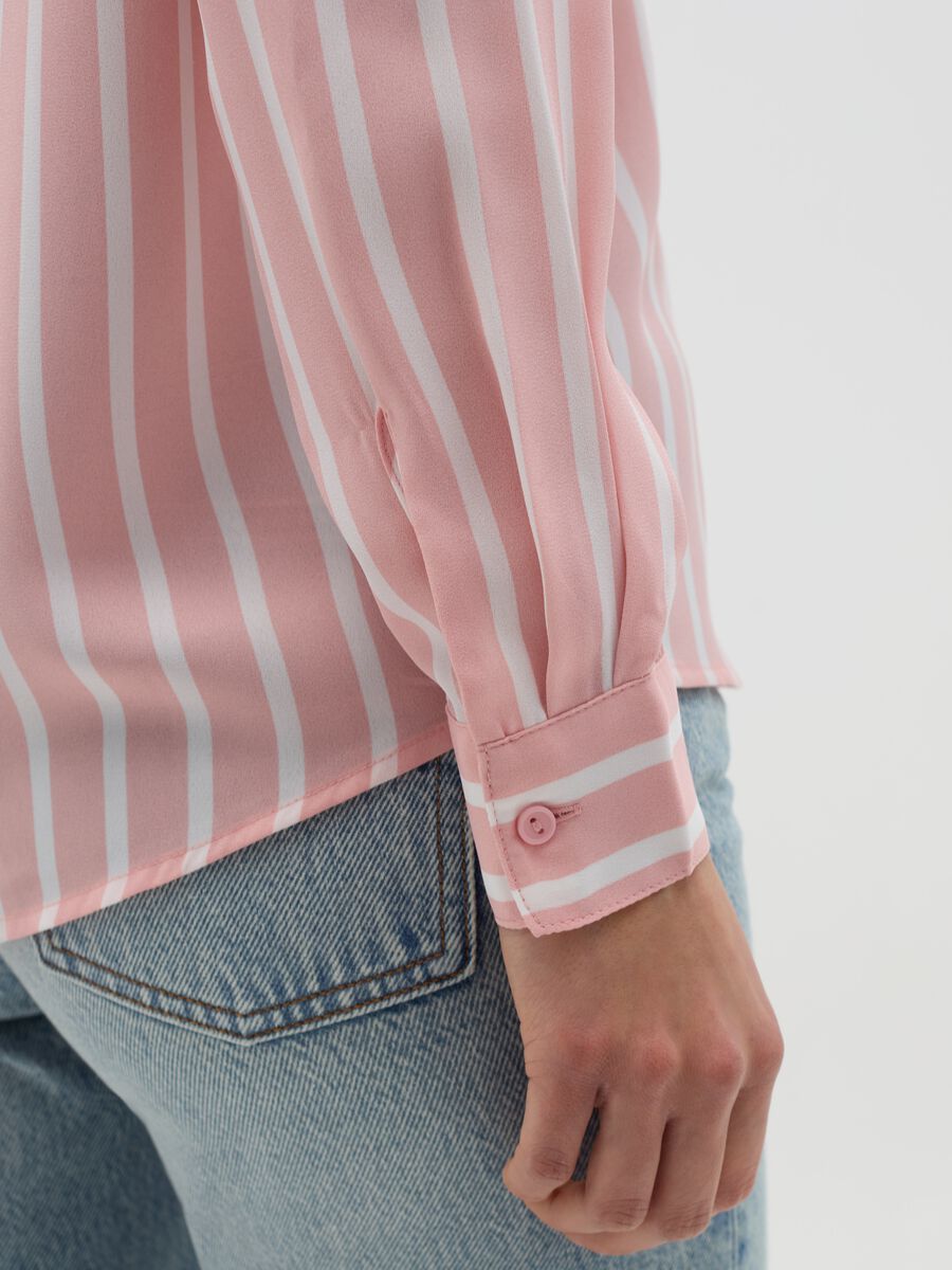 Shirt with all-over print._3