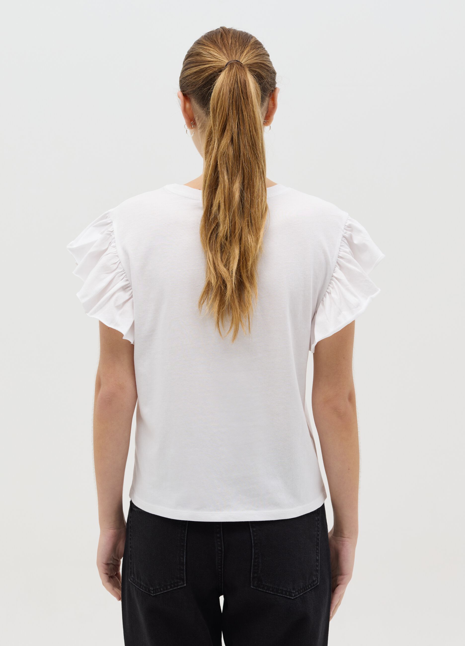 White T-shirt with short sleeves and flounce