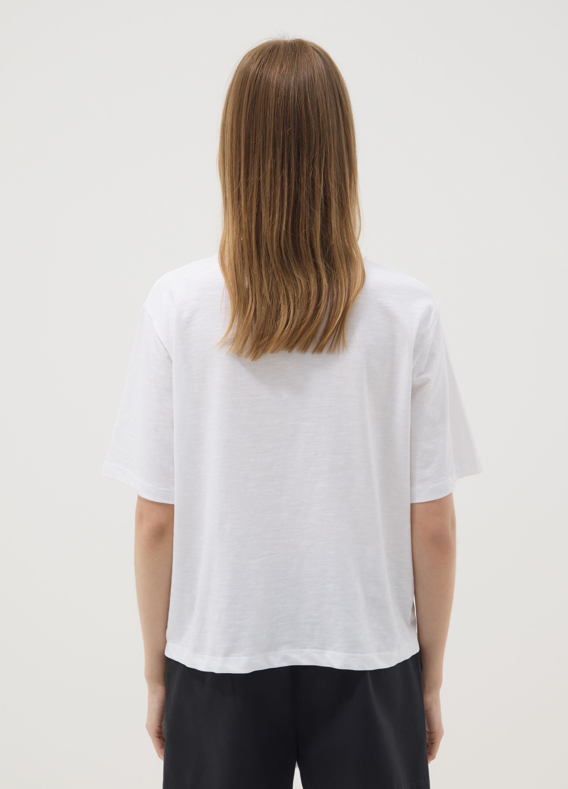 White pure cotton T-shirt with crochet appliqu&eacute;