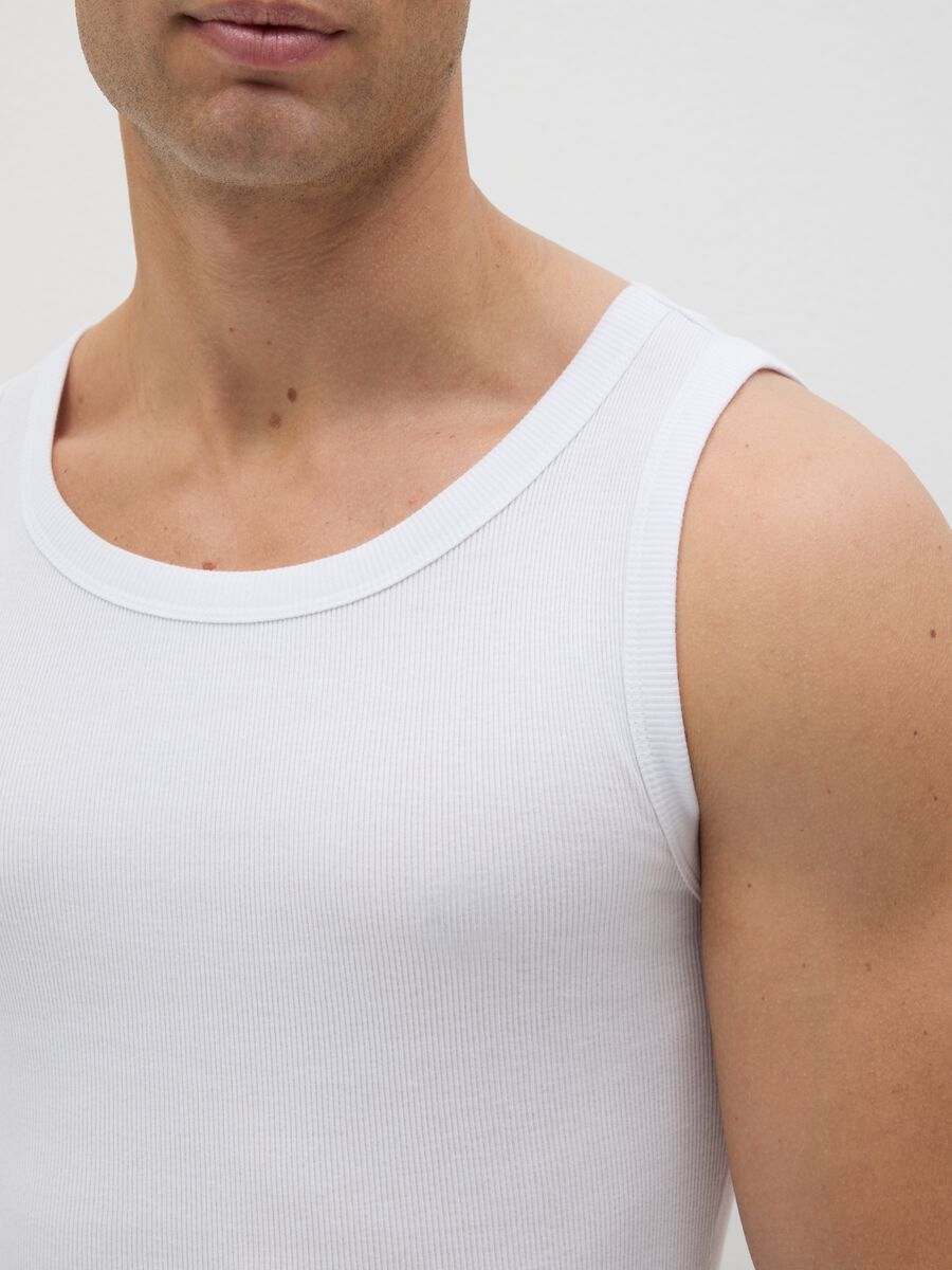 White vest with round ribbed neck_2