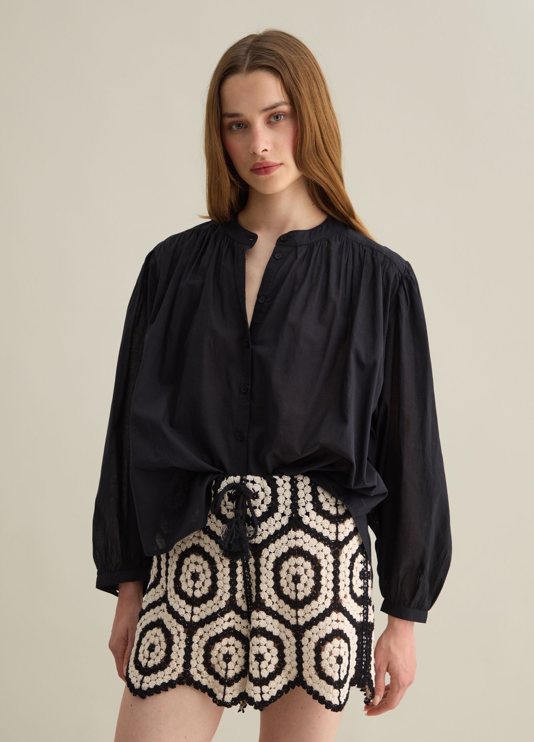 Women’s black shirt in 100% cotton with regular fit and bluff collar.