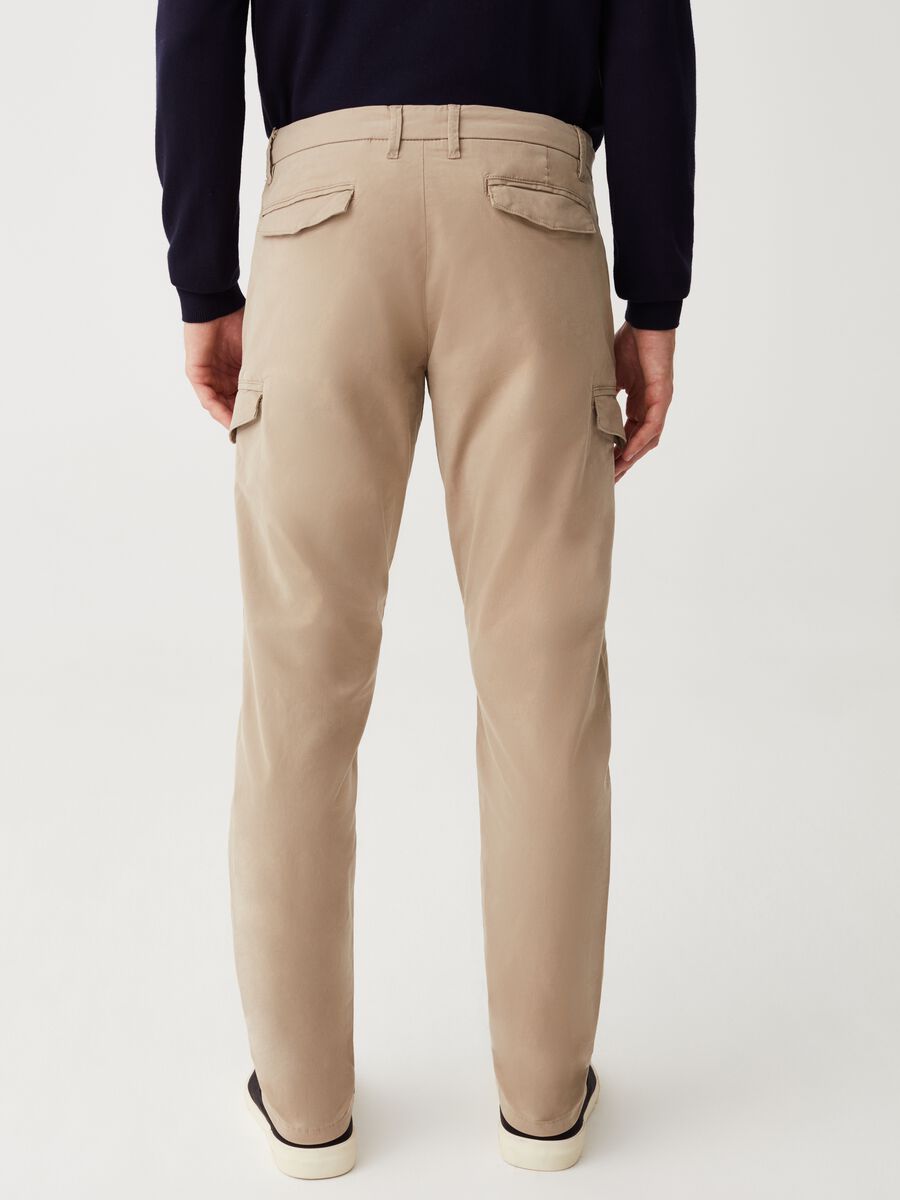 Pantaloni cargo con pinces_2