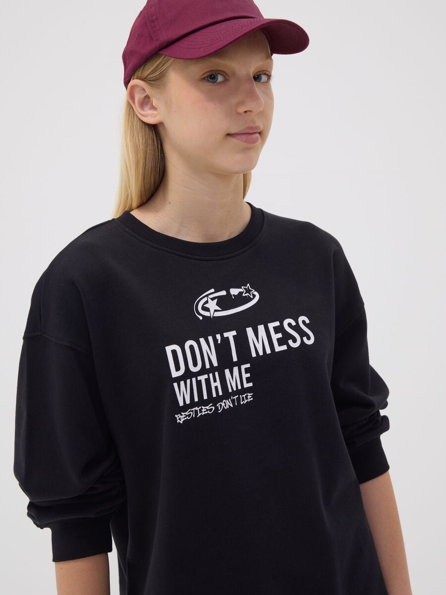 Felpa nera in puro cotone con scritta frontale relaxed fit per ragazza_1
