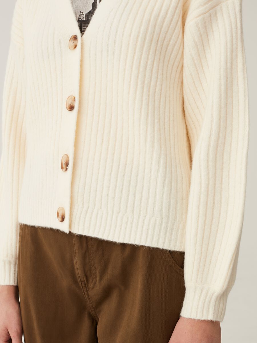 Cardigan a coste piatte con bottoni striati_3
