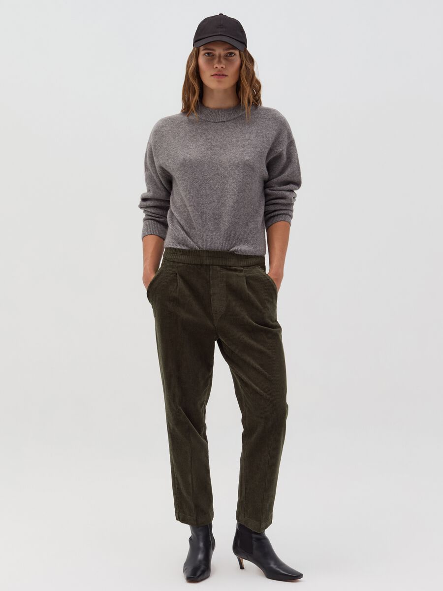 Carrot-fit trousers in corduroy with darts_0