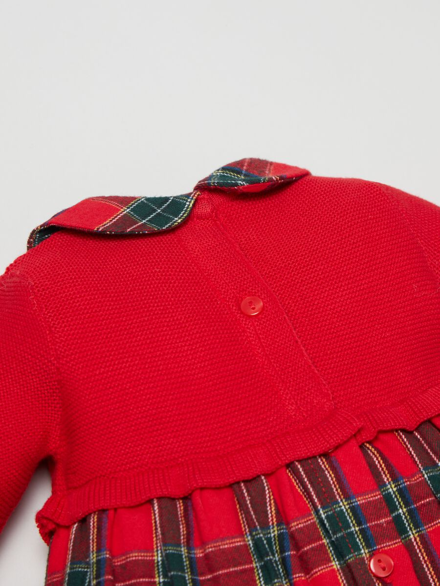 Abito in fantasia tartan con cardigan_2