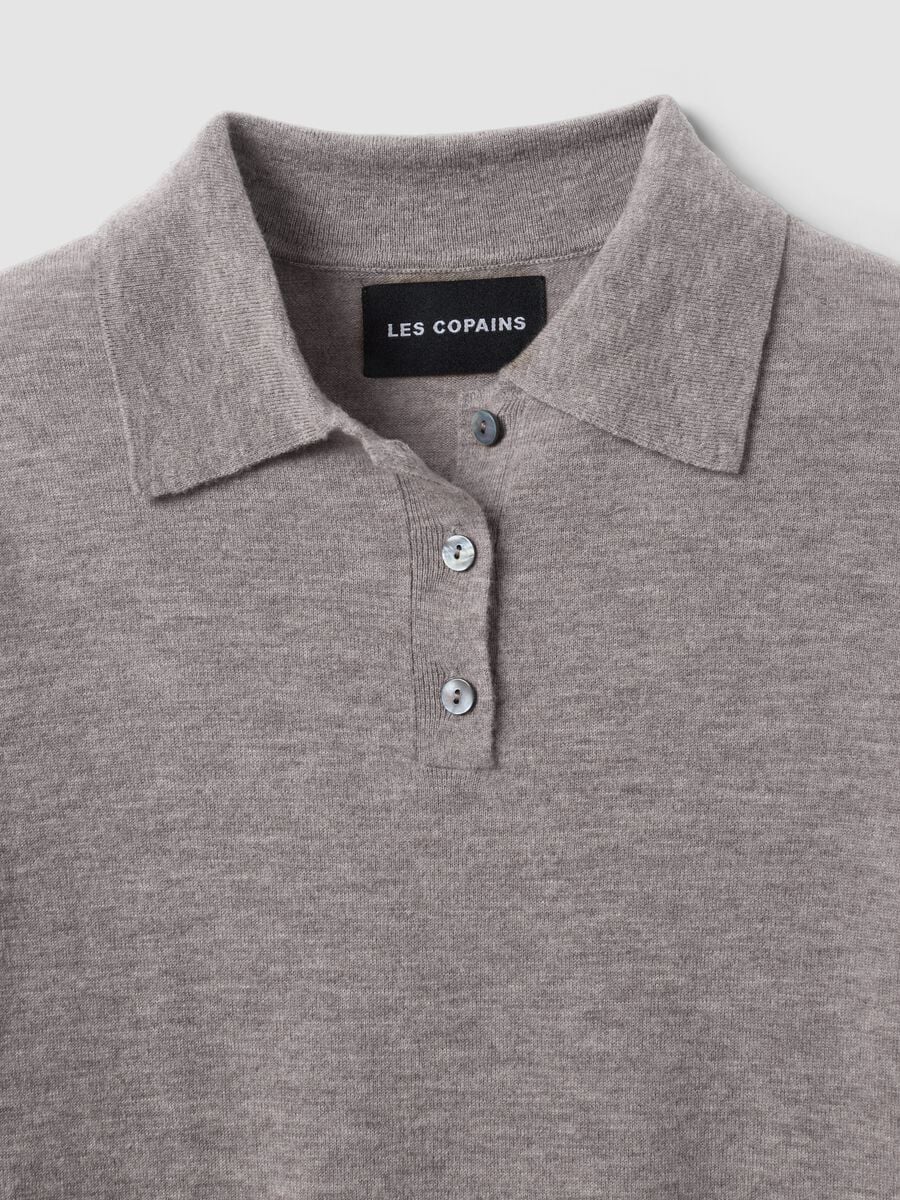 Maglia grigia in pura lana con colletto polo regular fit_5