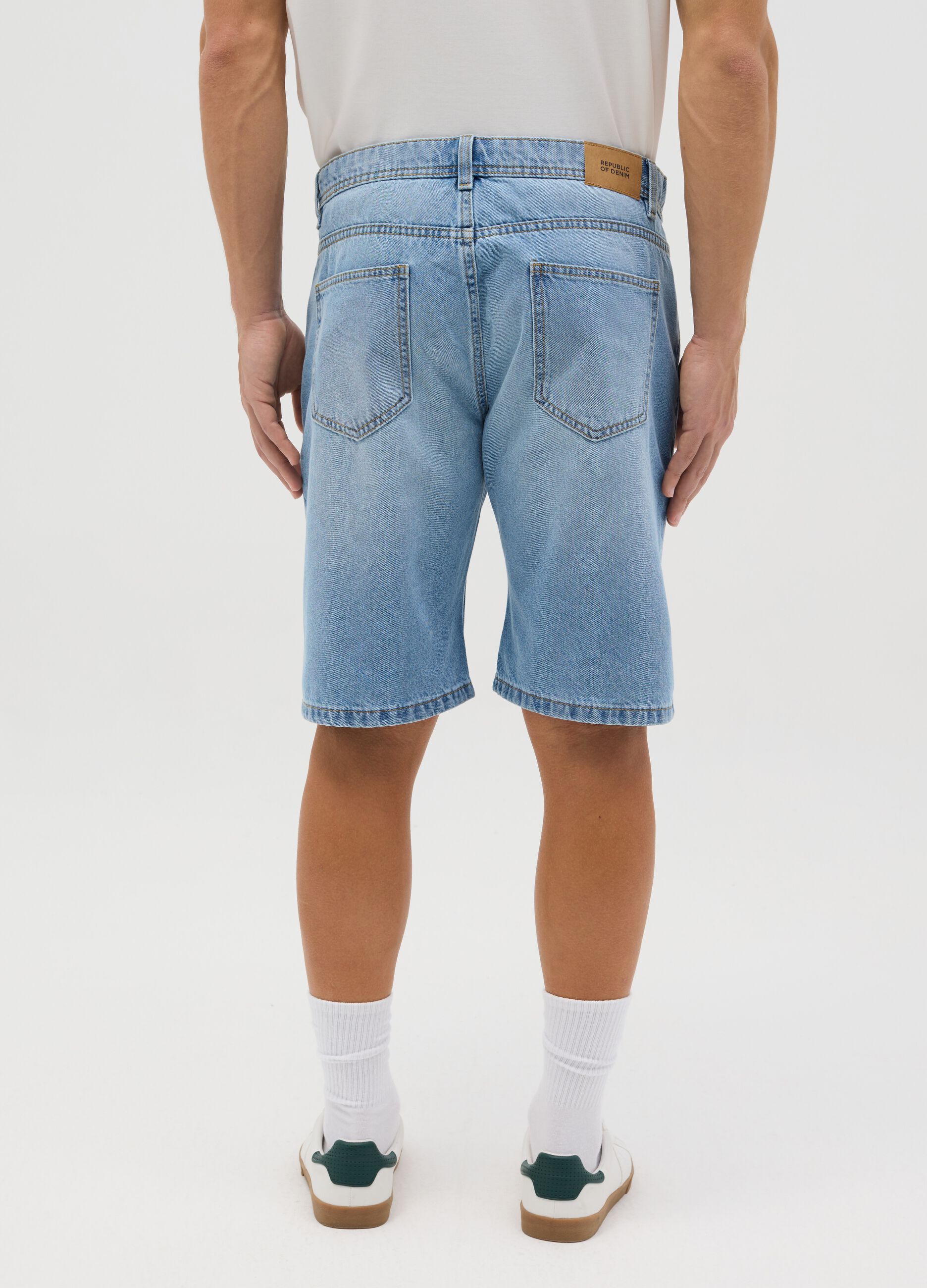 Light blue slim-fit Bermuda shorts in denim