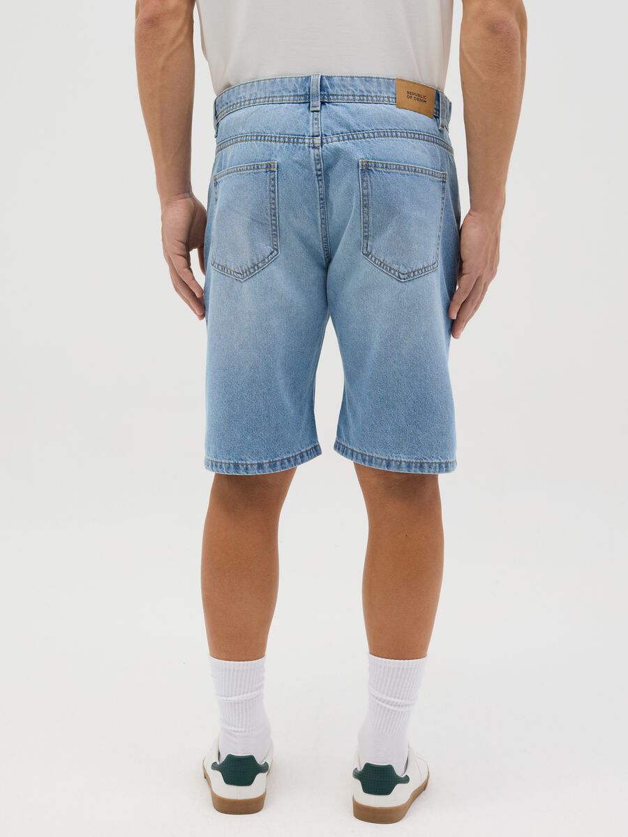 Light blue slim-fit Bermuda shorts in denim_2