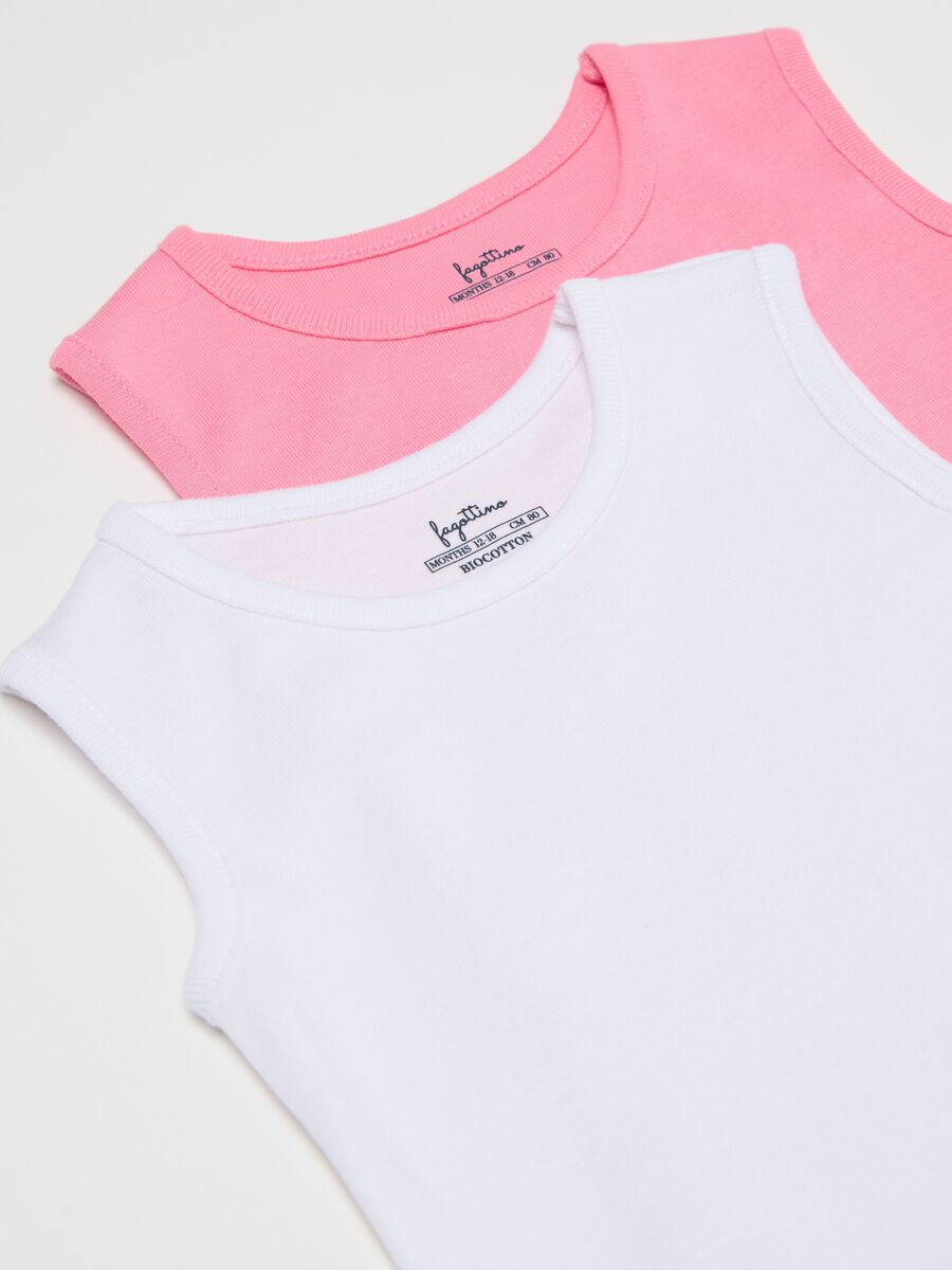 Three-pack pink and white sleeveless bodysuits in organic cotton_3