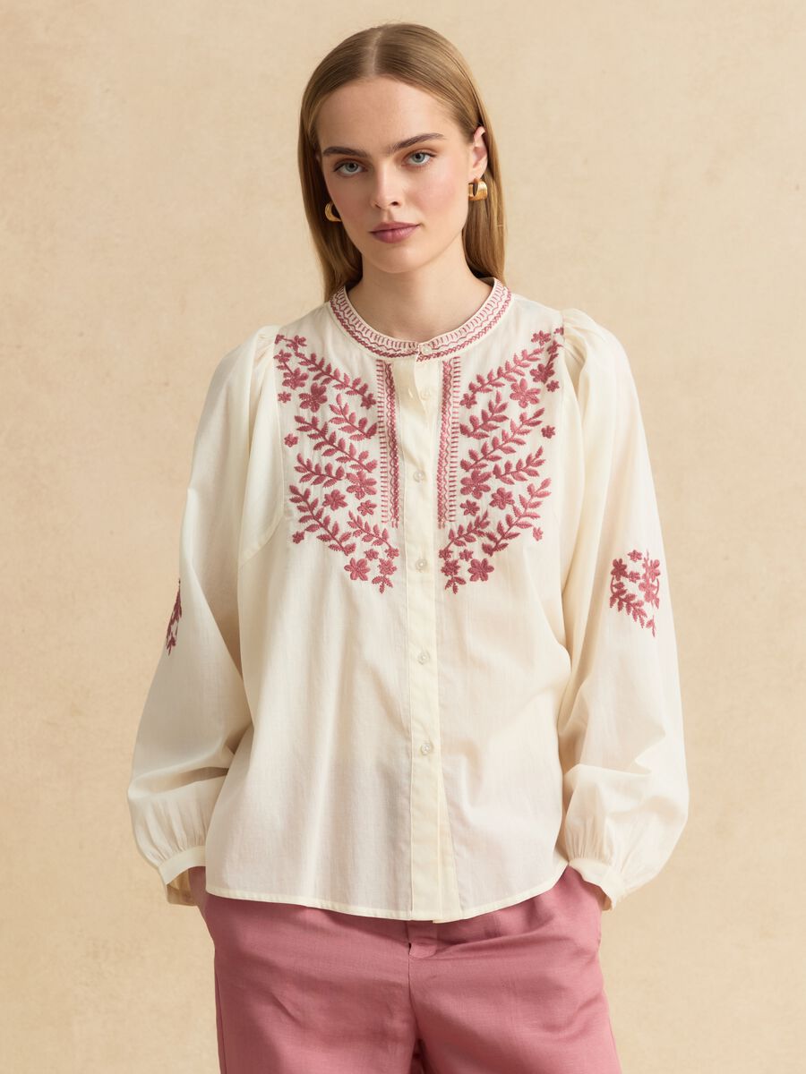 Camicia beige in puro cotone con ricami floreali_1