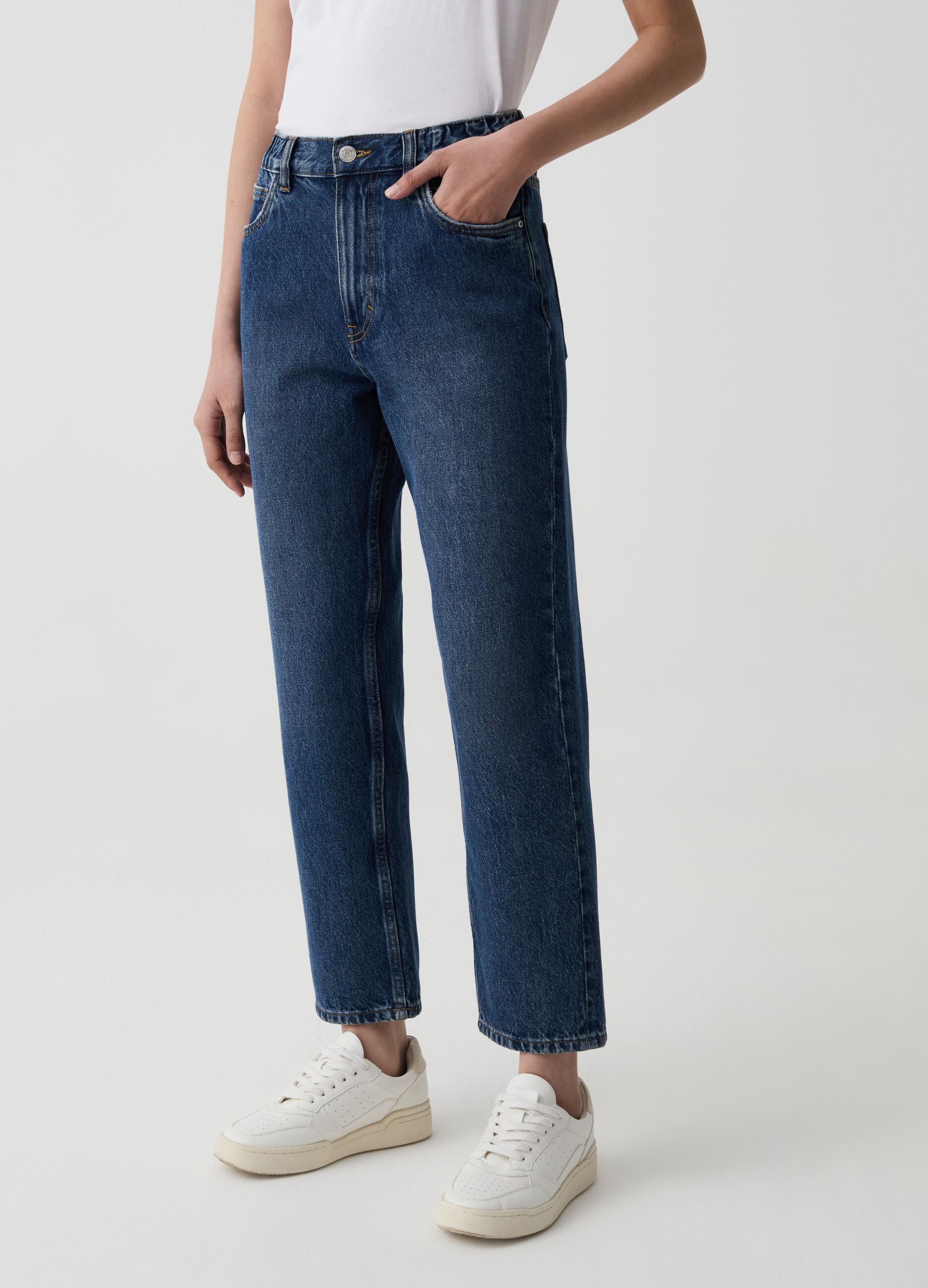 Pantaloni stretti in vita e larghi sotto store