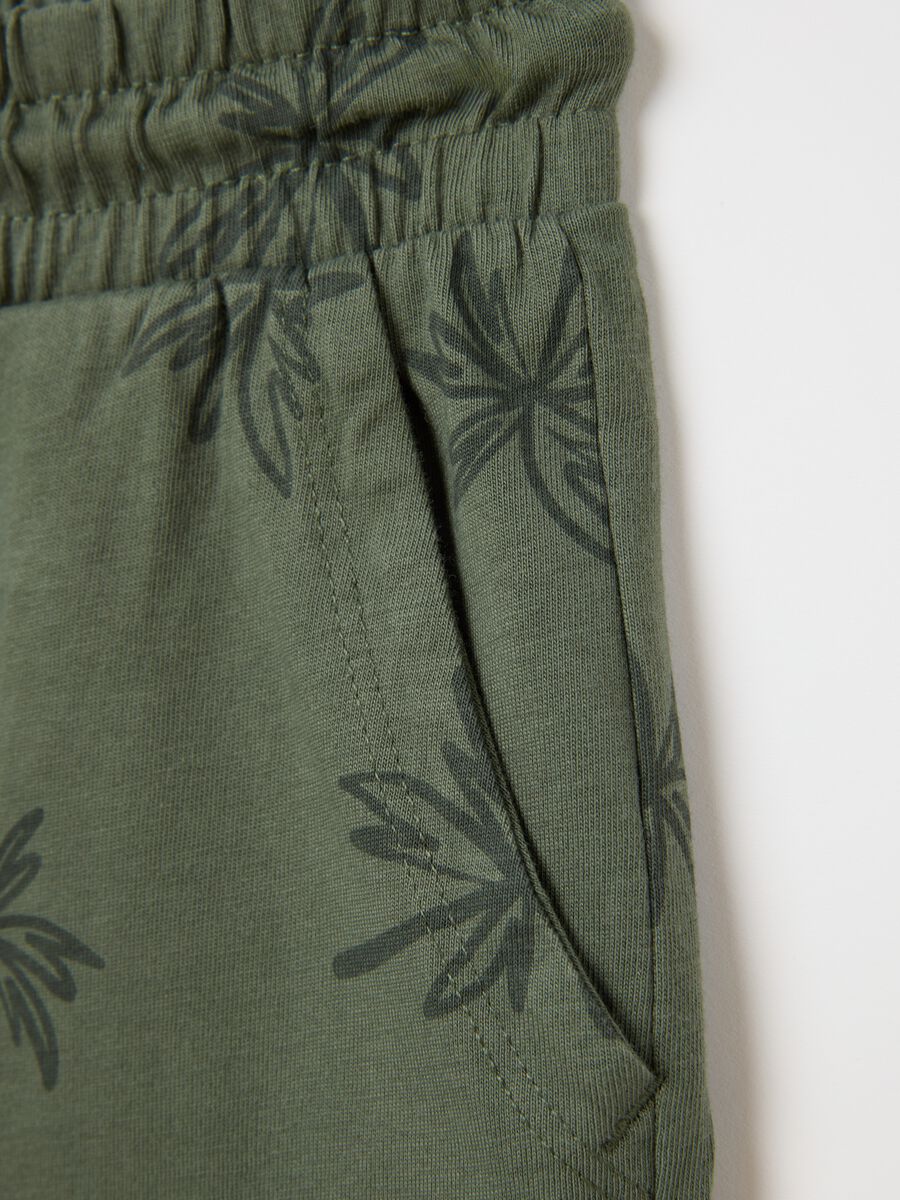 Children's green cotton regular fit shorts with leaf print_3