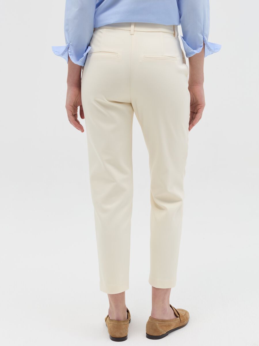 Chino trousers with pockets_3
