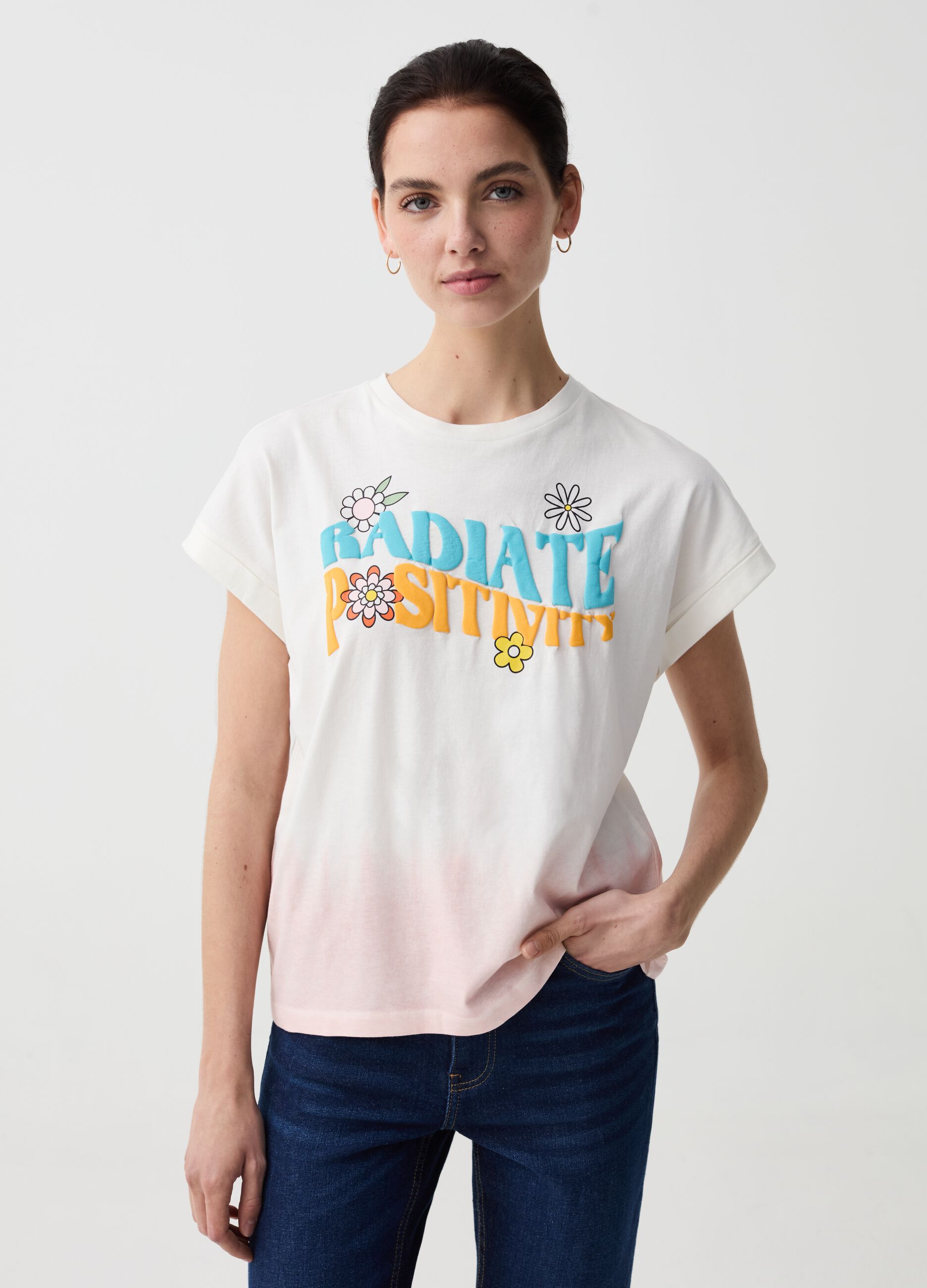 T-shirt con stampa lettering e fiori