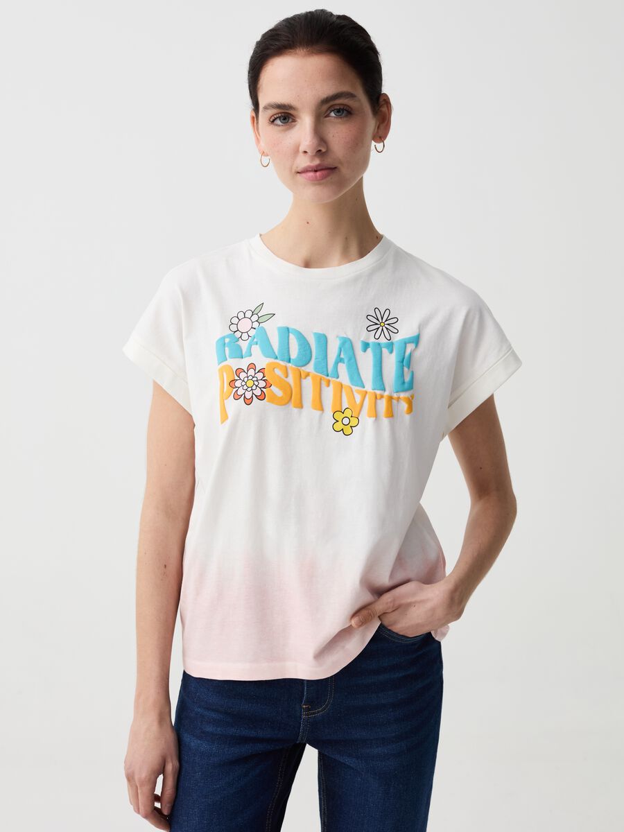 T-shirt con stampa lettering e fiori_0