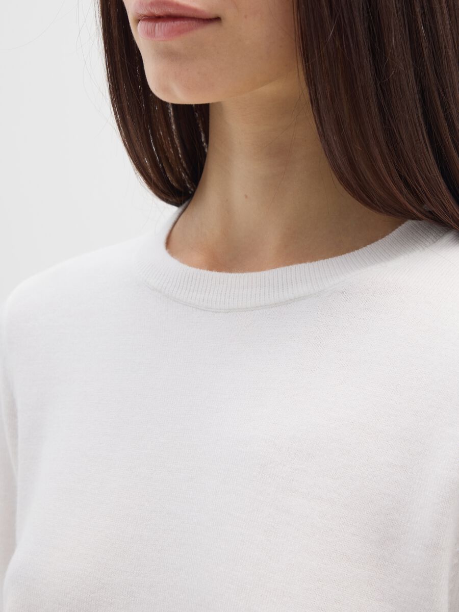 Black regular fit top with round neckline_3