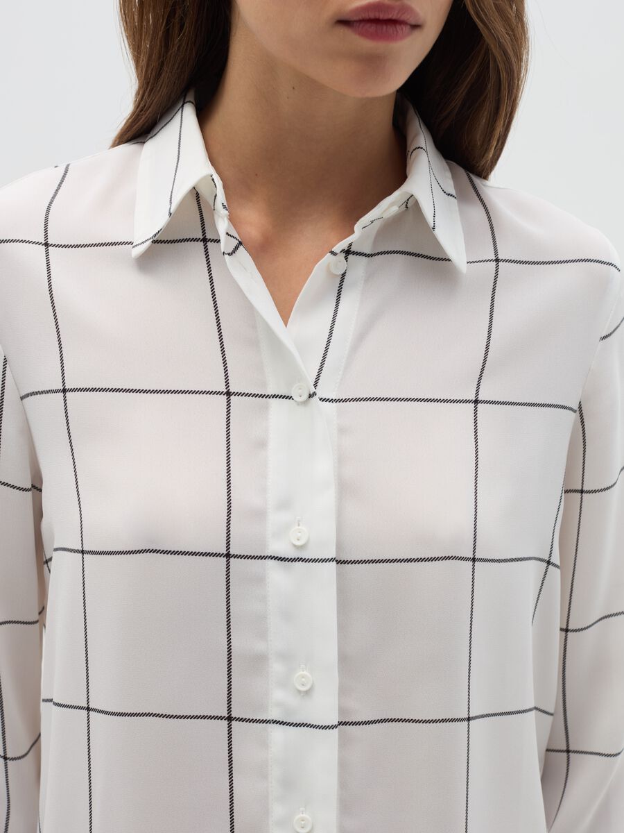 Shirt with all-over print._3
