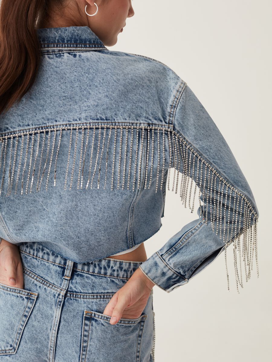 Giacca cropped in denim con frange in strass_3