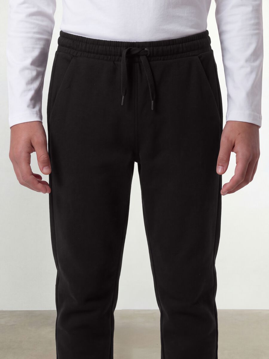 Jogger nero in puro cotone organico con coulisse per ragazzo_2
