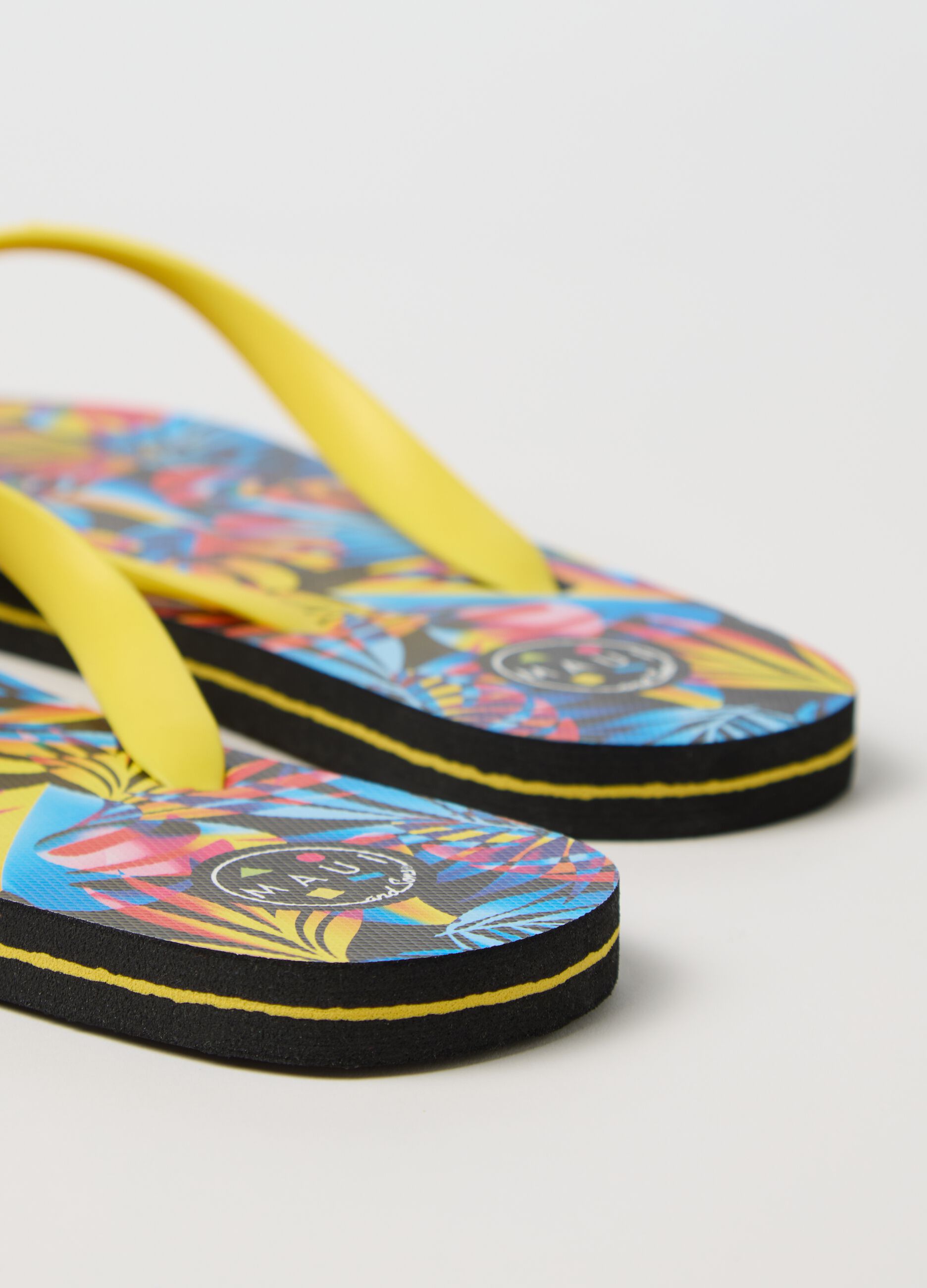 Maui and Sons multicoloured flip flops with tropical print