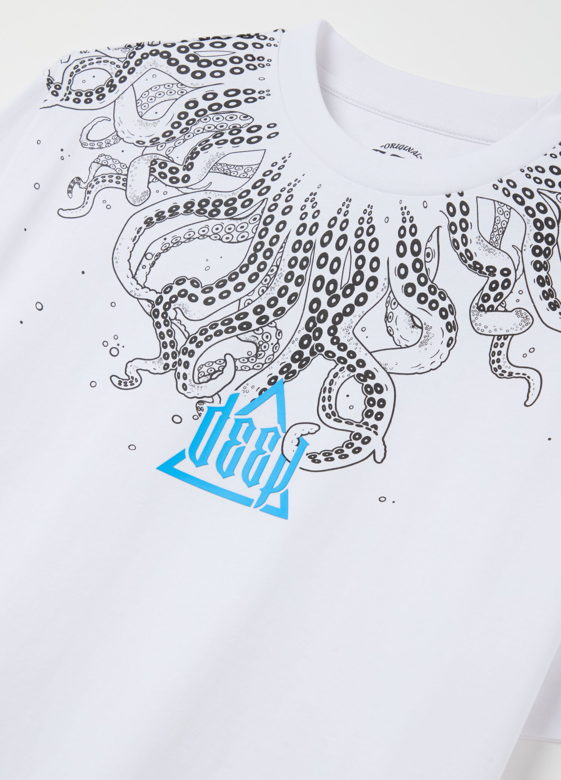 White T-shirt with short sleeves and print