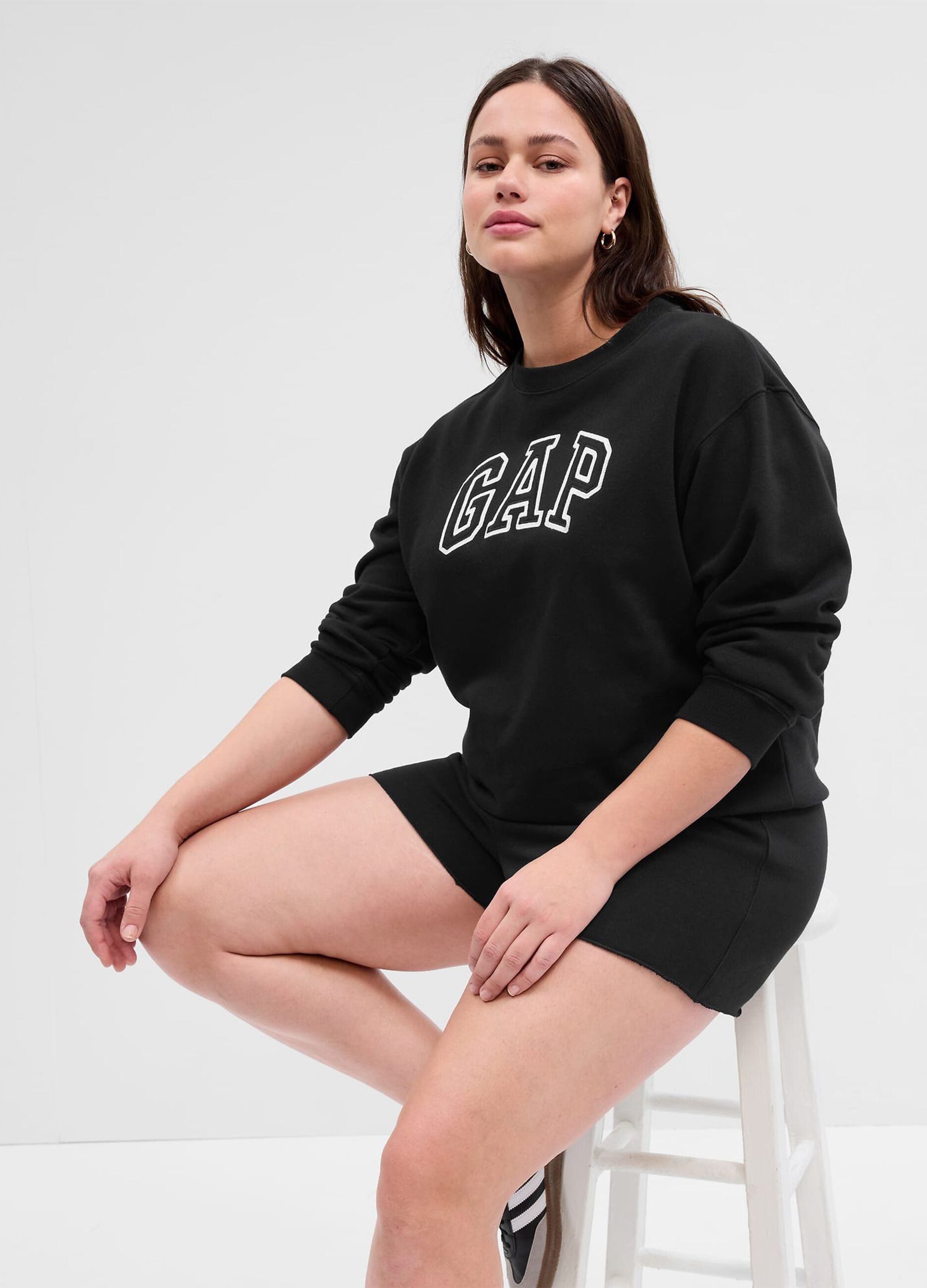 Sweatshirt with round neck and logo embroidery