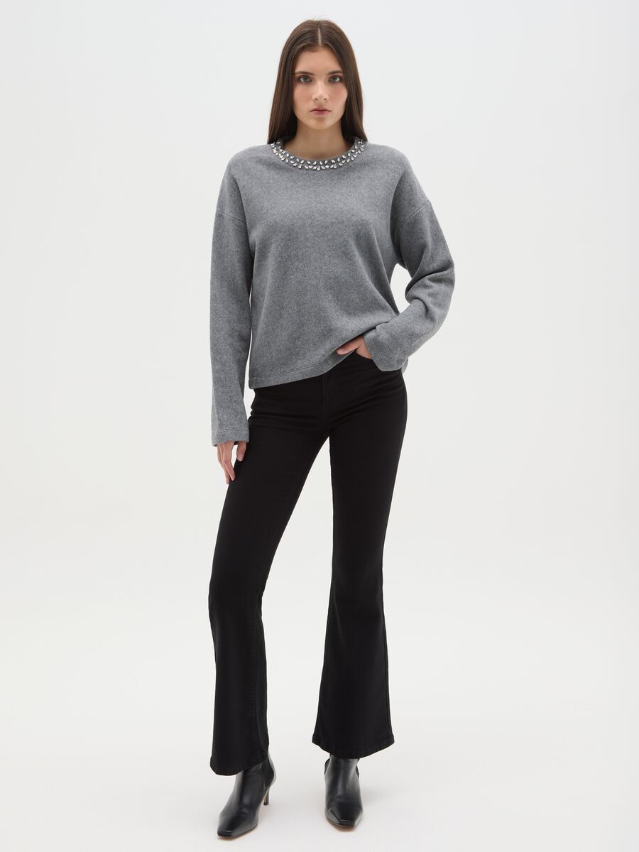 Maglia grigia in misto cotone regular fit con collo decorato_1