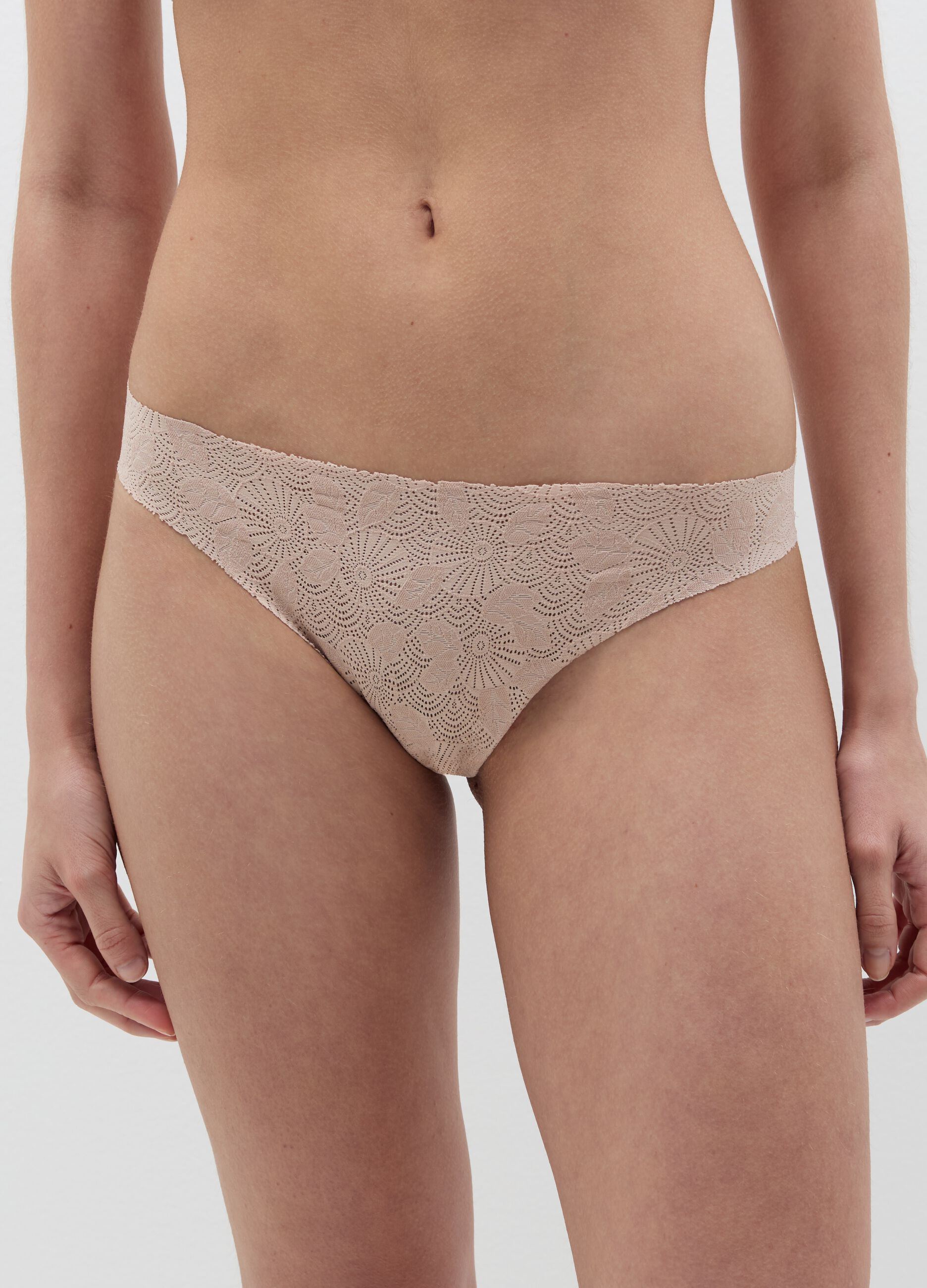 Brazilian-cut briefs in lace with geometric motif
